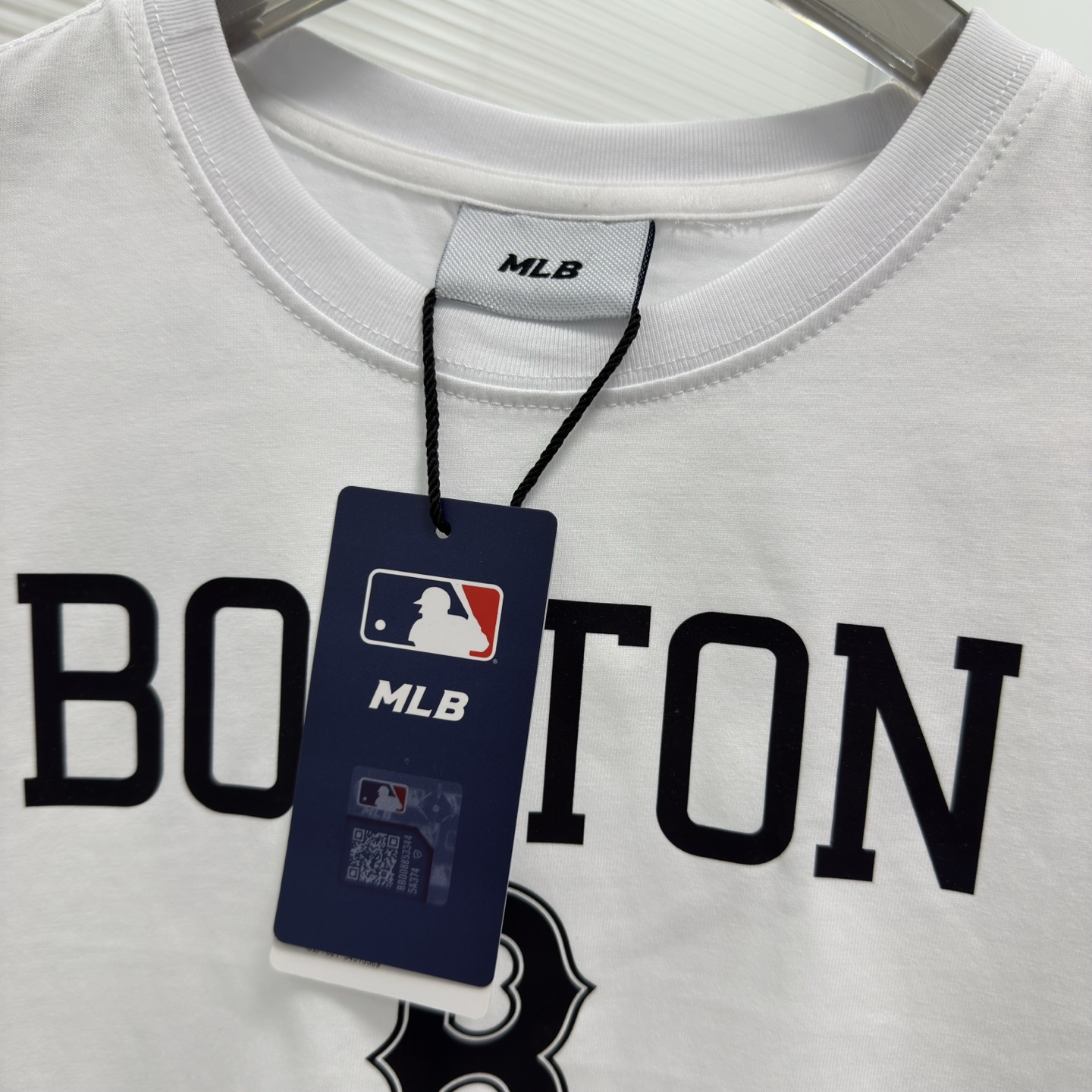 供货价:50💰『MLB刺绣篇』短版女款短袖,热销推选,原包装➕原吊牌 mlb美式字母印花短袖印花情侣款，定制定染宽松舒适，时髦的直很接的一款！ 印花干净漂亮好看，夏季穿搭，一件舒适有颜的值T恤！减龄必备单品！轻松打造夏日潮酷感，上身轻松拿捏，分分钟成为出街的焦点，⚠️ins/小红书 推爆的一款高人气，强烈推荐入手，上身效果超级好看，不挑人不挑身材随意百搭，男生女生都可以冲，搭配情侣装效果更佳。
