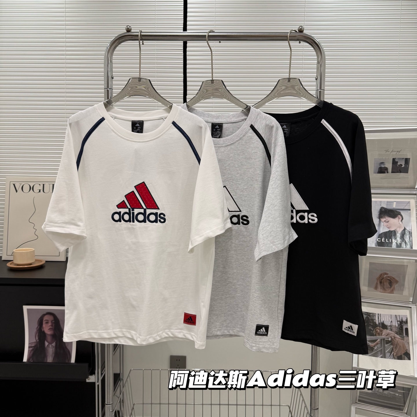 阿迪达斯Adidas 三叶草美式复古短袖男女同款拼接设计索罗娜街头情侣半袖 简约又时髦,肩膀处的黑色拼接条,增添了设计感和层次感面料软软糯糯,亲肤又透气,穿着舒适度满分是我喜欢的,不得不说Adidas把美式风格诠释得淋漓尽致 ~面料采用纯棉索罗娜工艺面料 透气! ~宽松版型 ~刺绣loog +印花🌸工艺 【品牌】: 阿迪达斯 【尺码】: S-2XL 【颜色】: 黑色,白色,浅灰色, 【面料】: 绣标