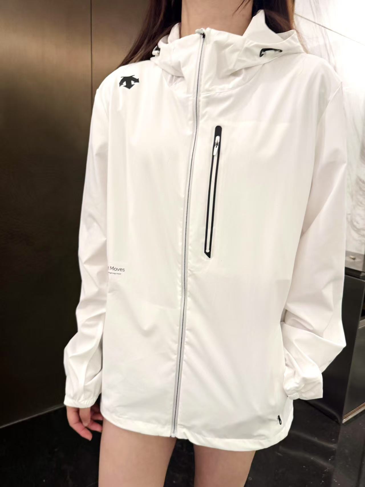 Descente Breathable Lightweight Hooded Jacket - Versatile for Sports and Everyday Wear