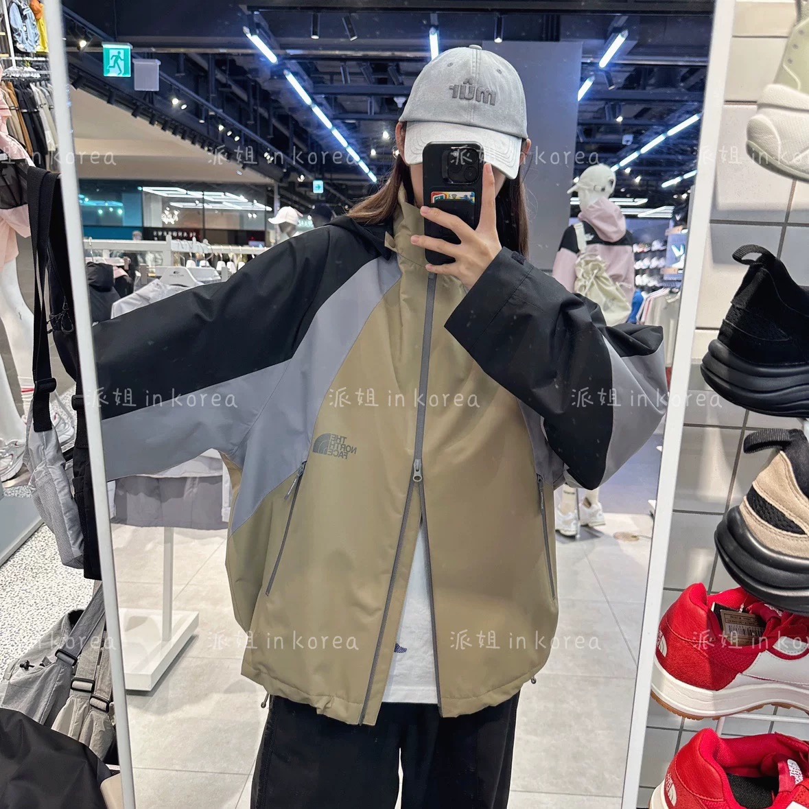 The North Face Color Block Windproof Jacket - Stylish and Functional