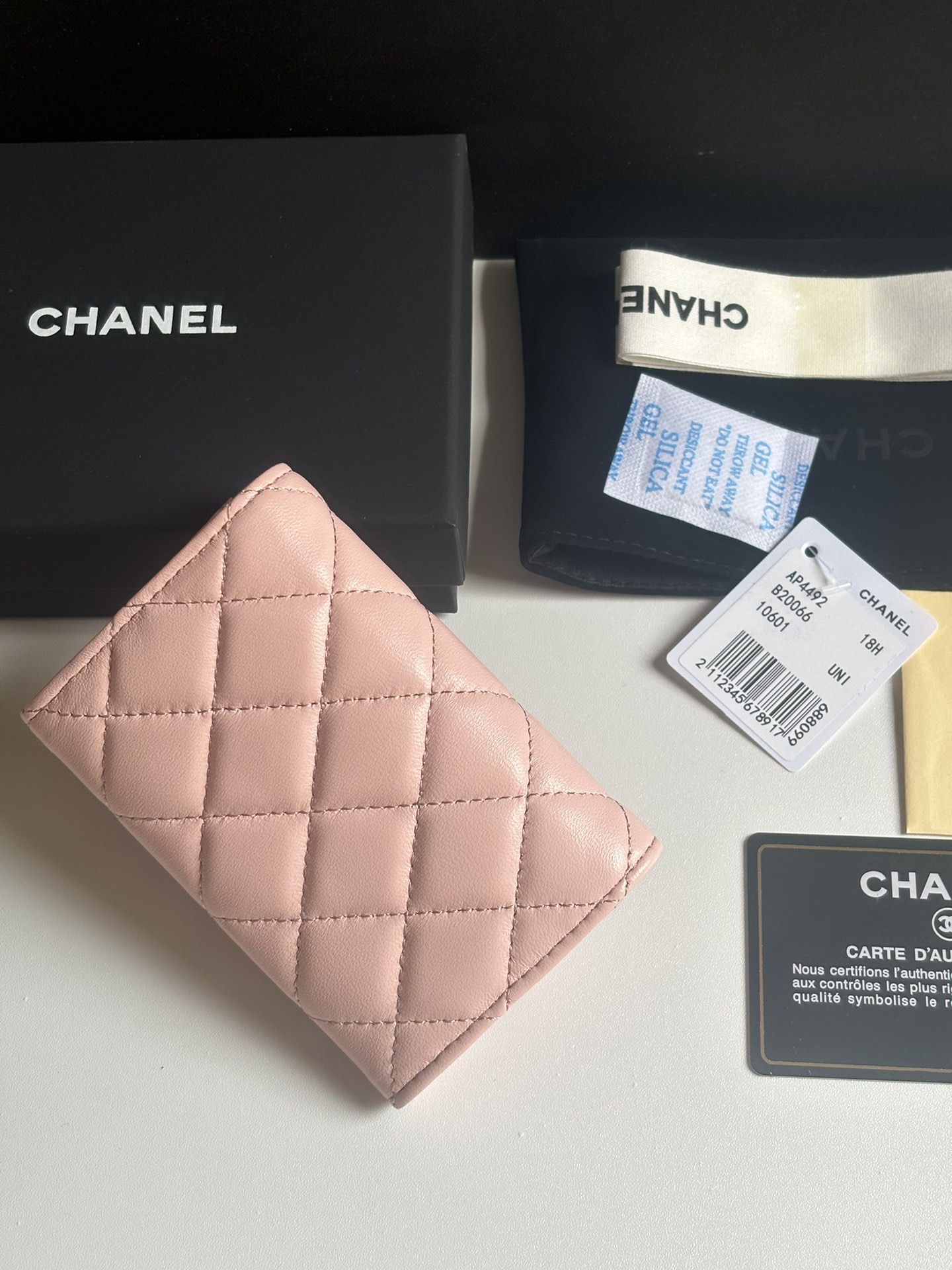Chanel 新品升级版小羊皮盖头卡包 搭配新款luogo