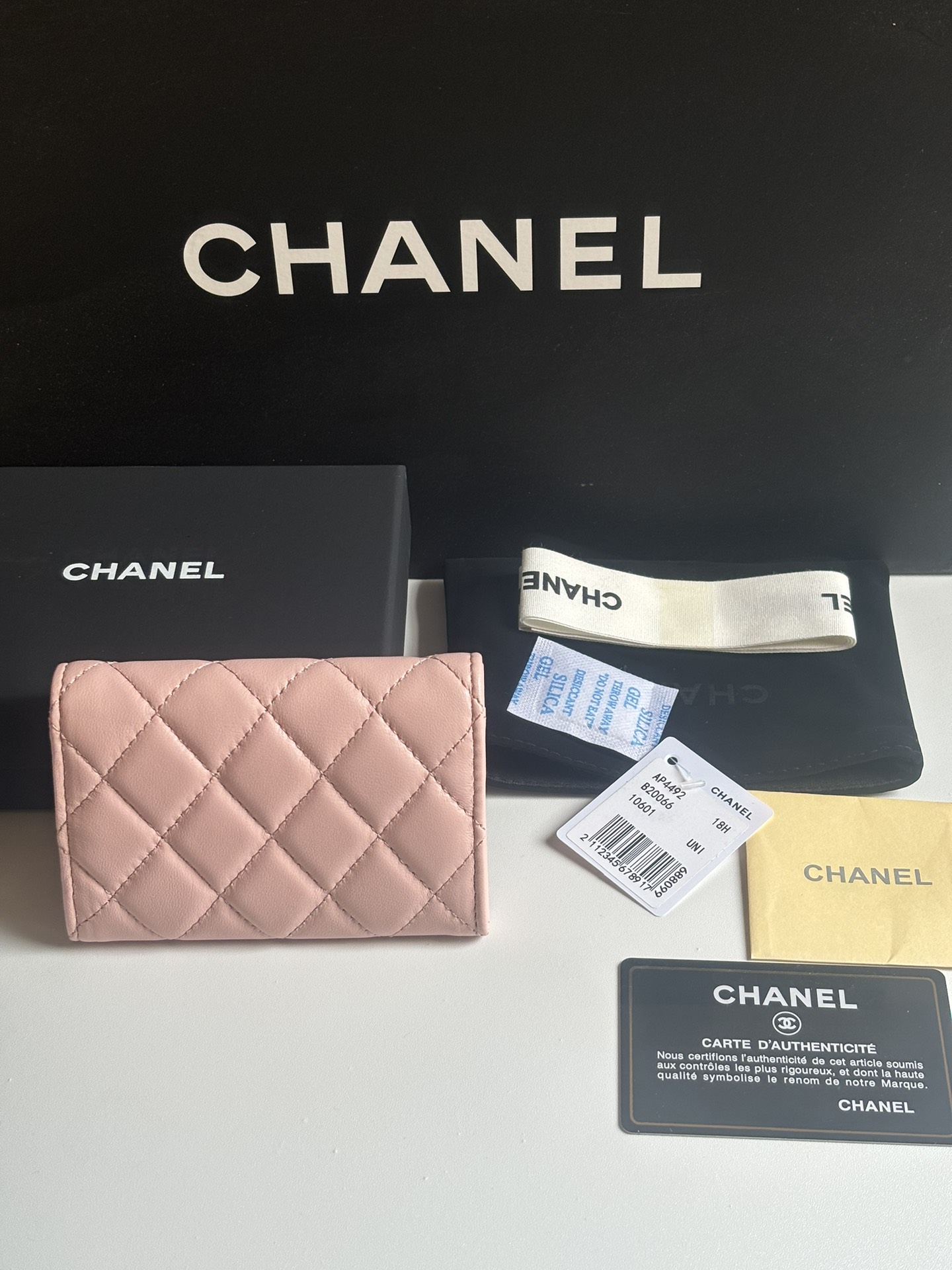 Chanel 新品升级版小羊皮盖头卡包 搭配新款luogo
