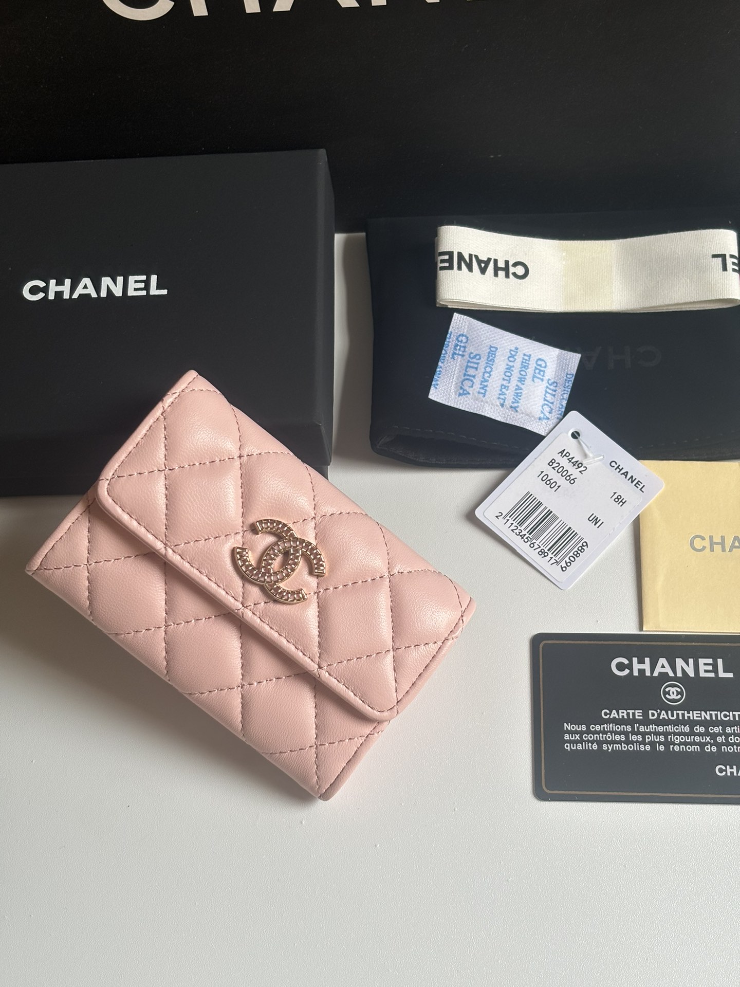 Chanel 新品升级版小羊皮盖头卡包 搭配新款luogo