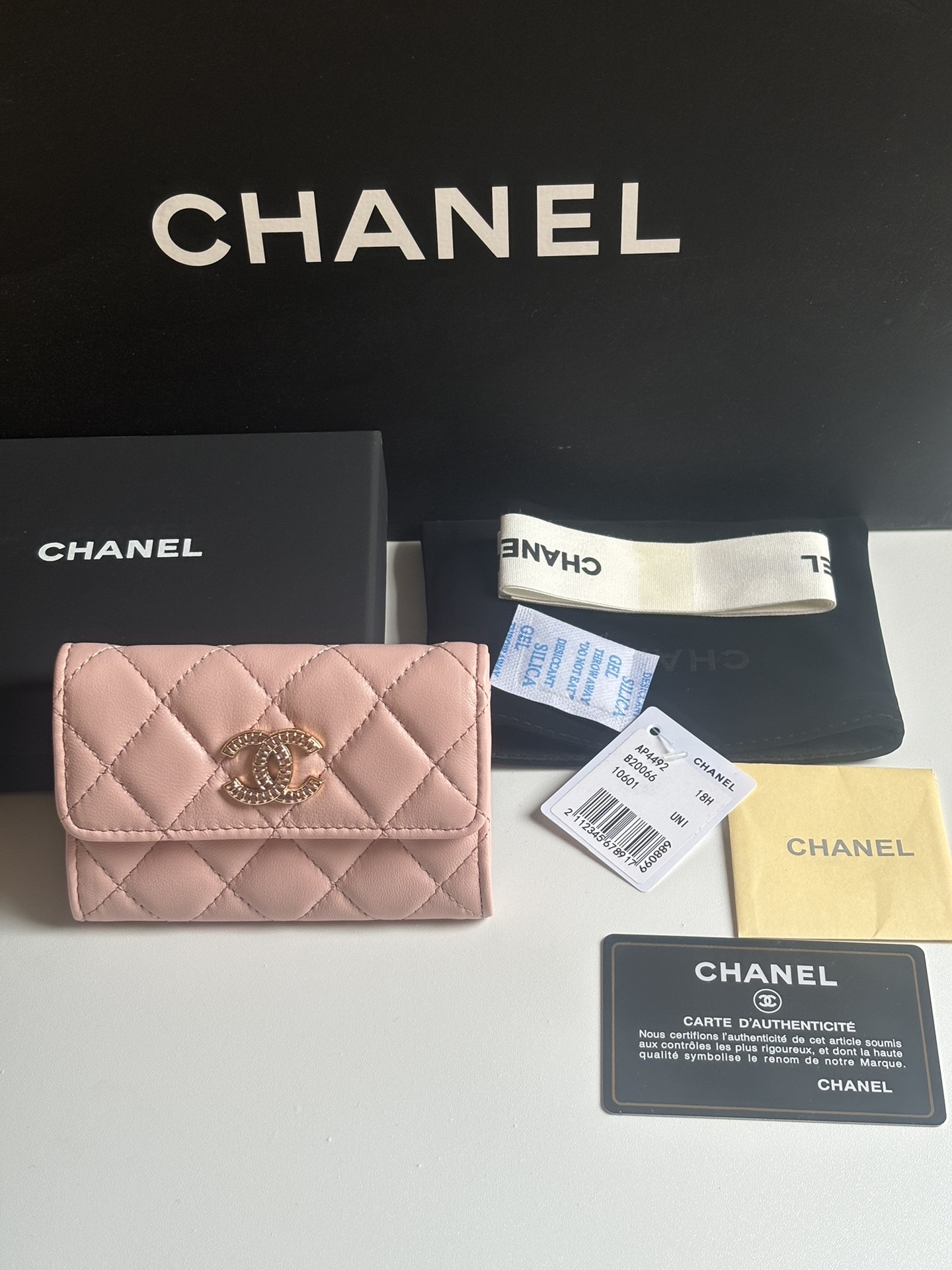 Chanel 新品升级版小羊皮盖头卡包 搭配新款luogo