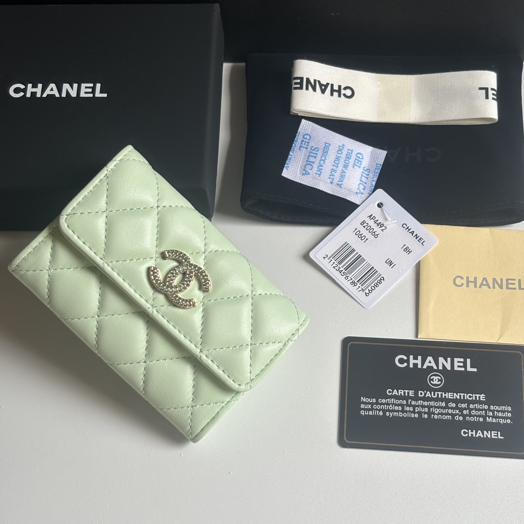 Chanel 新品升级版小羊皮盖头卡包 搭配新款luogo