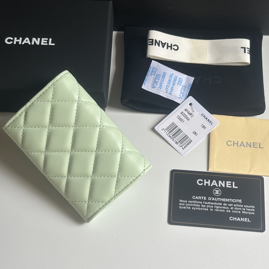 Chanel 新品升级版小羊皮盖头卡包 搭配新款luogo