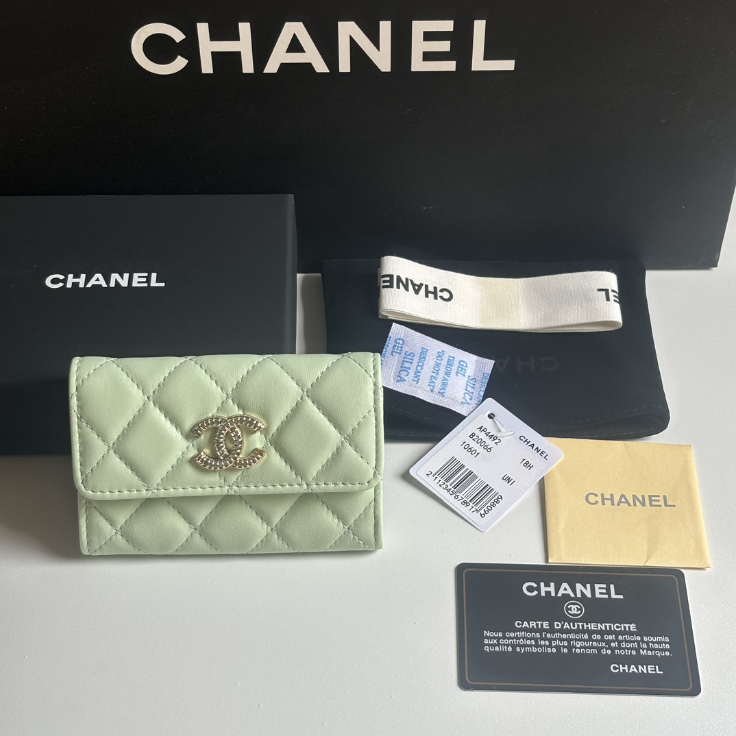 Chanel 新品升级版小羊皮盖头卡包 搭配新款luogo