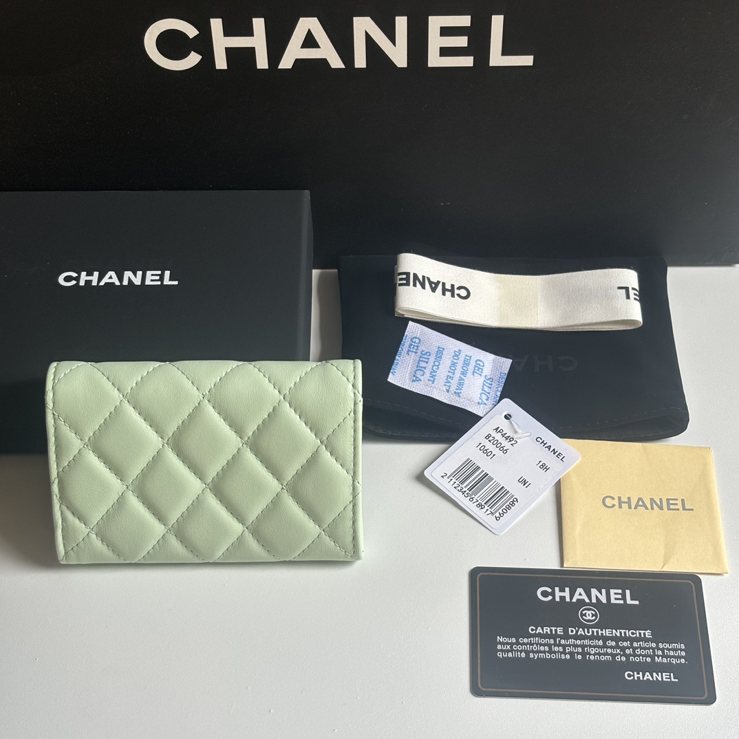Chanel 新品升级版小羊皮盖头卡包 搭配新款luogo