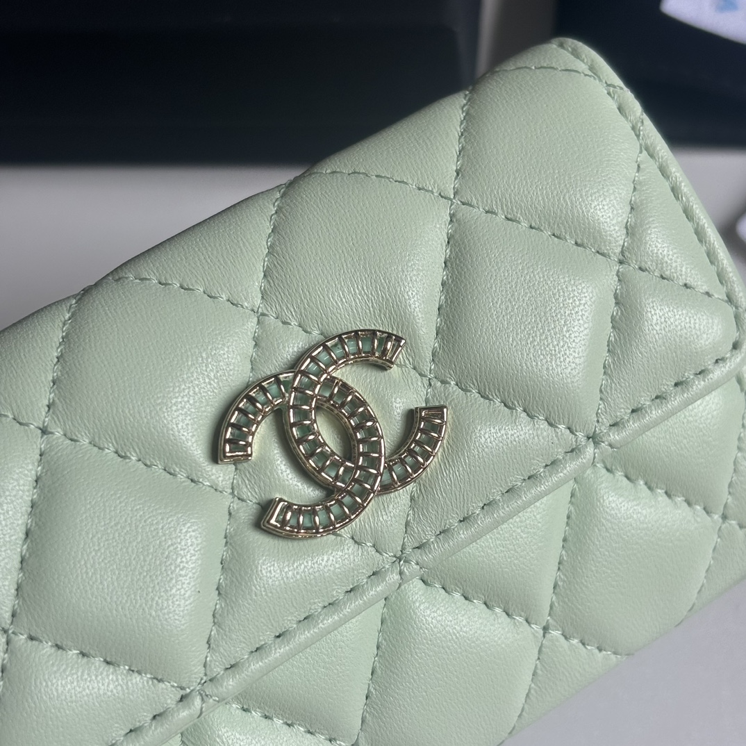 Chanel 新品升级版小羊皮盖头卡包 搭配新款luogo