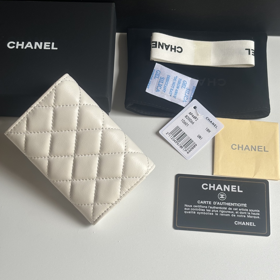 Chanel 新品升级版小羊皮盖头卡包 搭配新款luogo