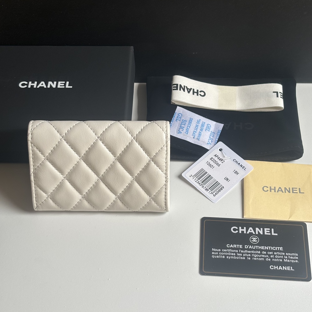 Chanel 新品升级版小羊皮盖头卡包 搭配新款luogo