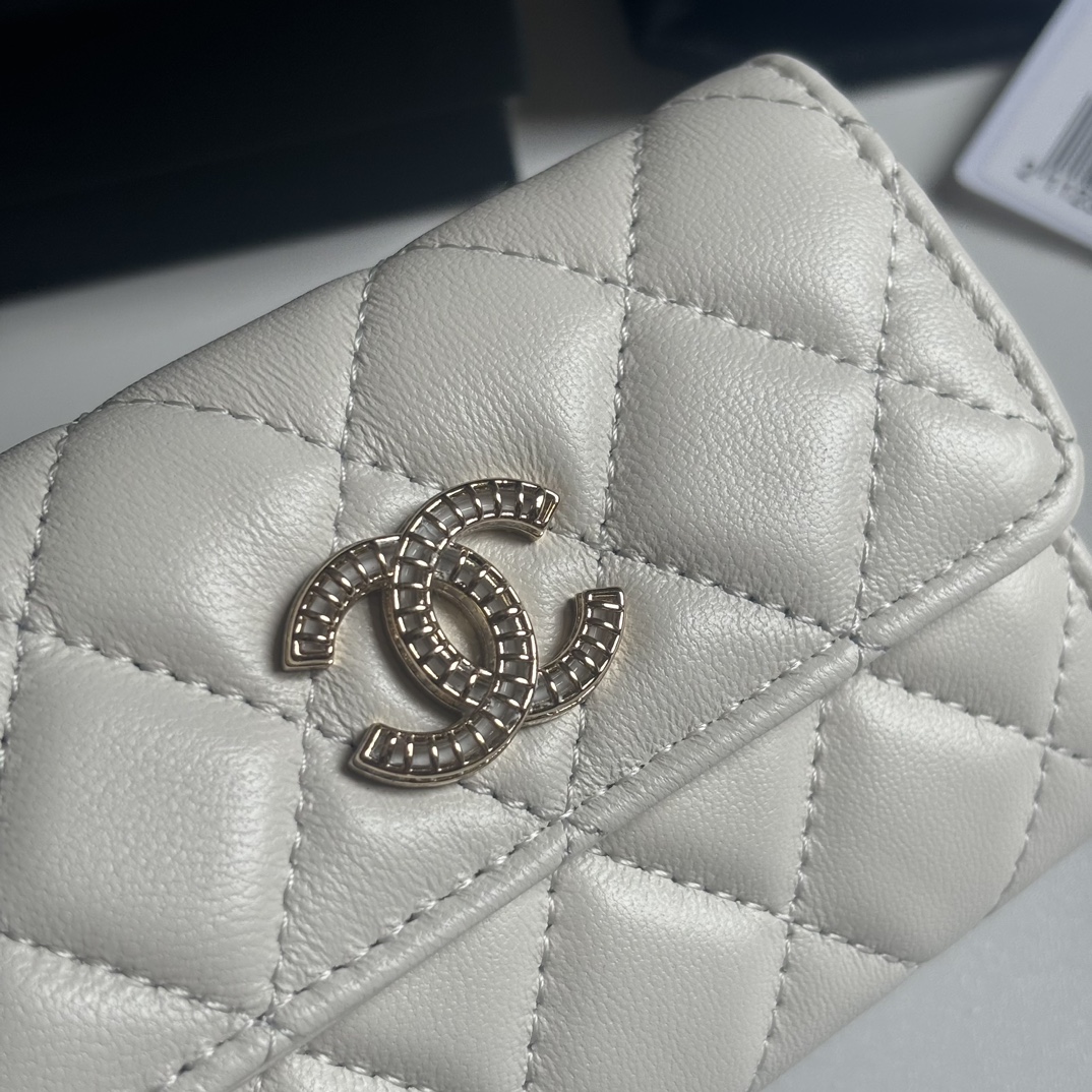 Chanel 新品升级版小羊皮盖头卡包 搭配新款luogo