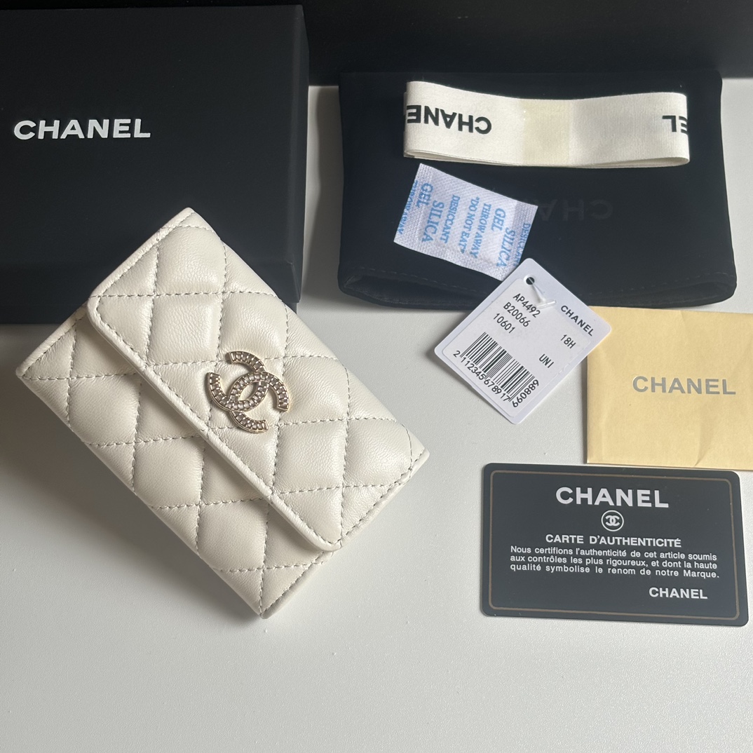 Chanel 新品升级版小羊皮盖头卡包 搭配新款luogo