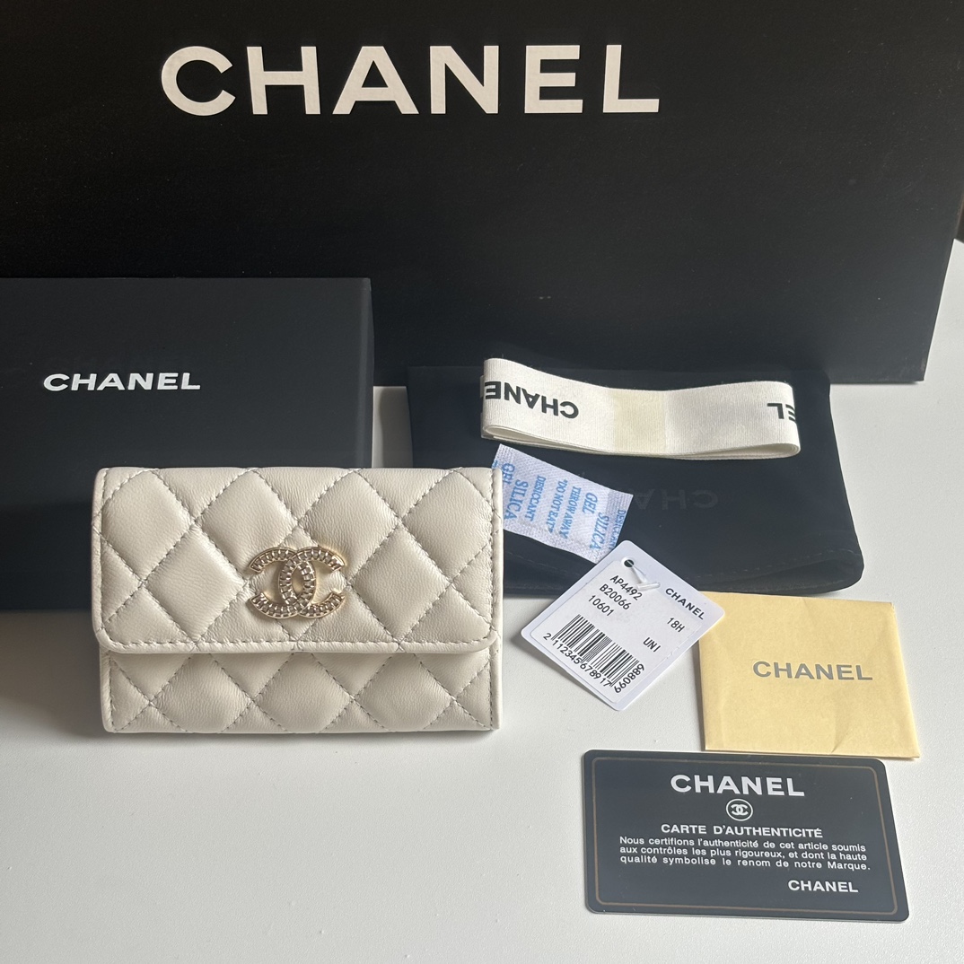 Chanel 新品升级版小羊皮盖头卡包 搭配新款luogo