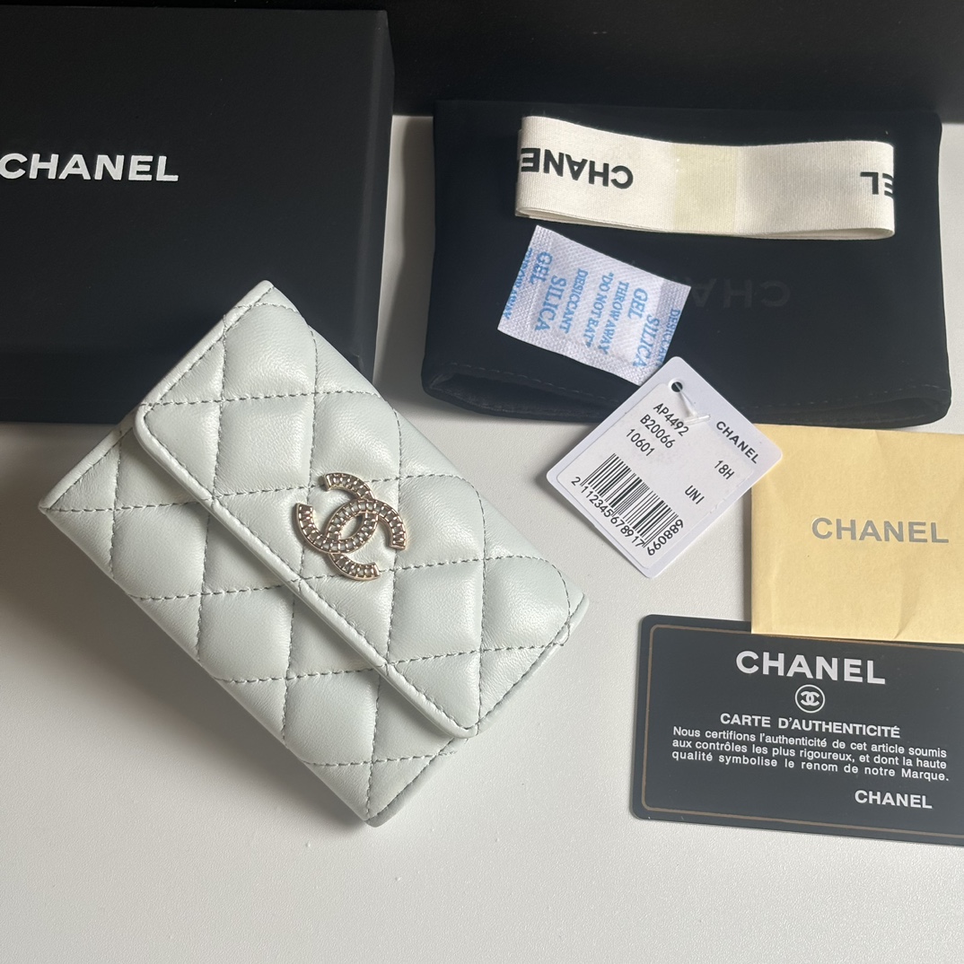 Chanel 新品升级版小羊皮盖头卡包 搭配新款luogo