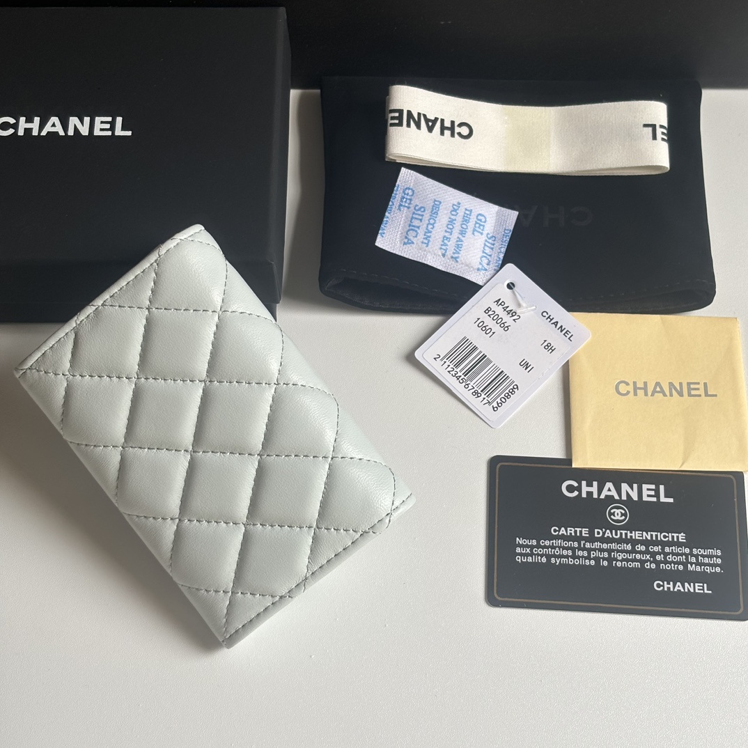 Chanel 新品升级版小羊皮盖头卡包 搭配新款luogo