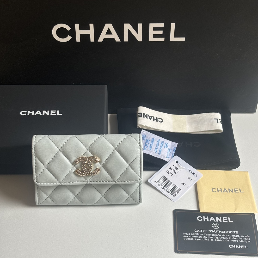 Chanel 新品升级版小羊皮盖头卡包 搭配新款luogo