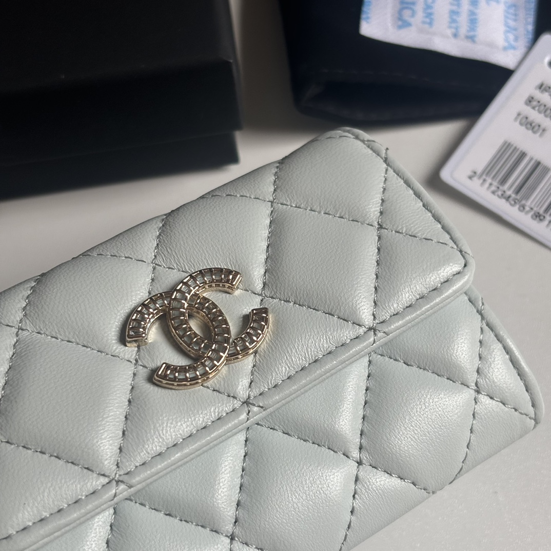 Chanel 新品升级版小羊皮盖头卡包 搭配新款luogo