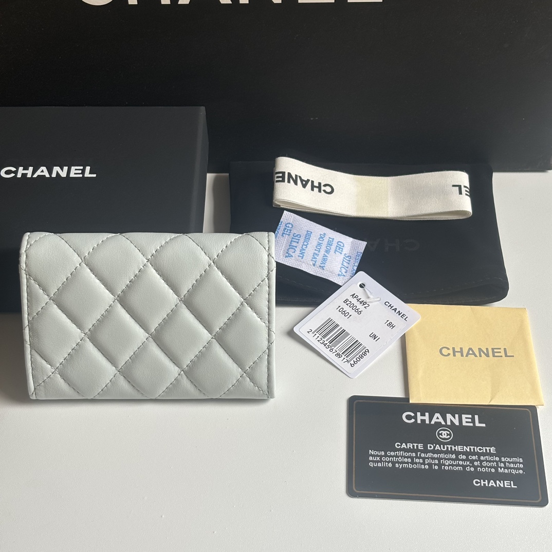 Chanel 新品升级版小羊皮盖头卡包 搭配新款luogo