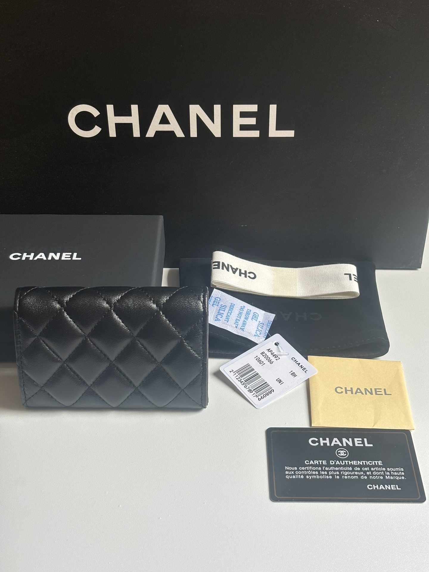 Chanel 新品升级版小羊皮盖头卡包 搭配新款luogo