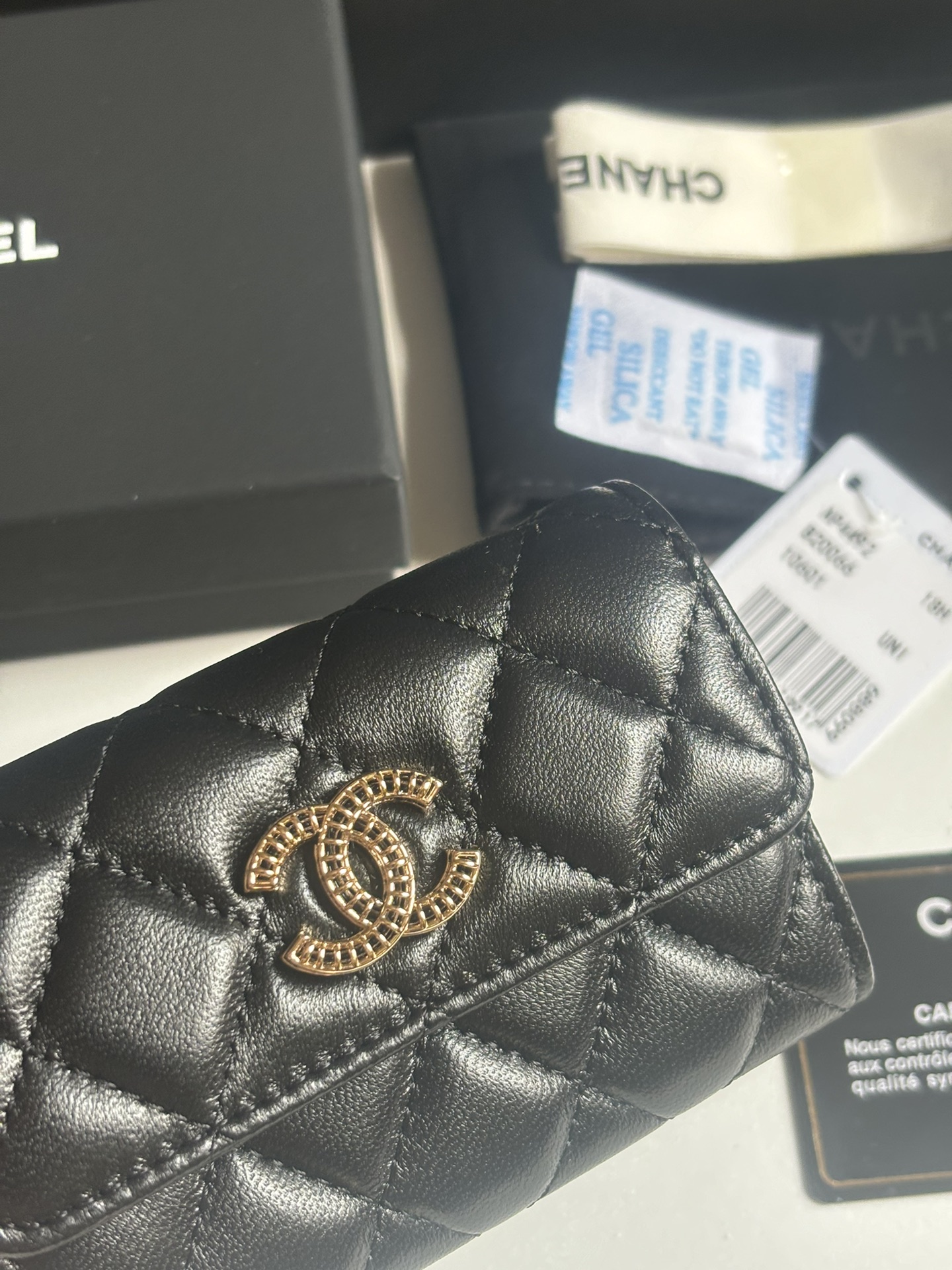 Chanel 新品升级版小羊皮盖头卡包 搭配新款luogo