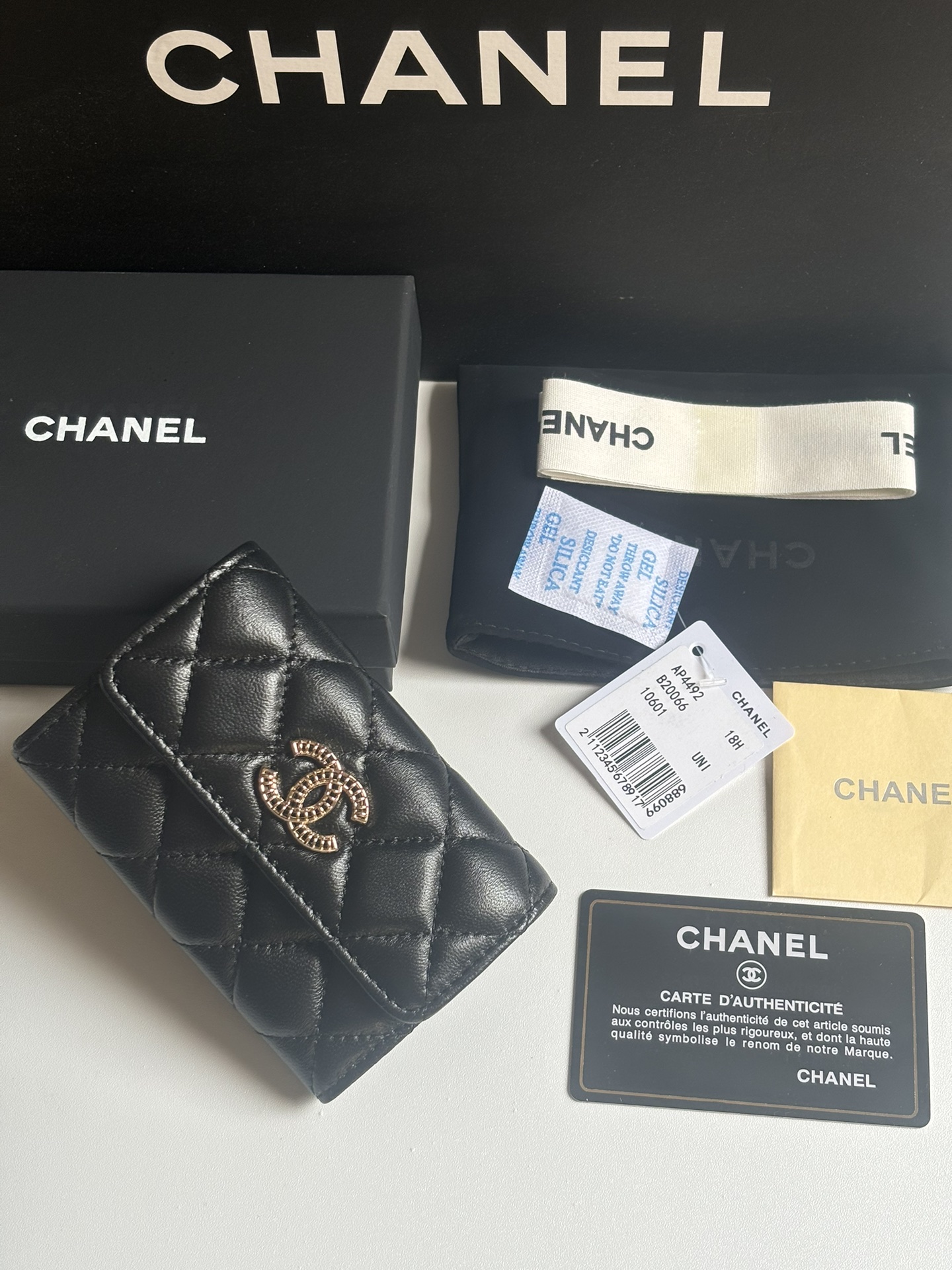 Chanel 新品升级版小羊皮盖头卡包 搭配新款luogo