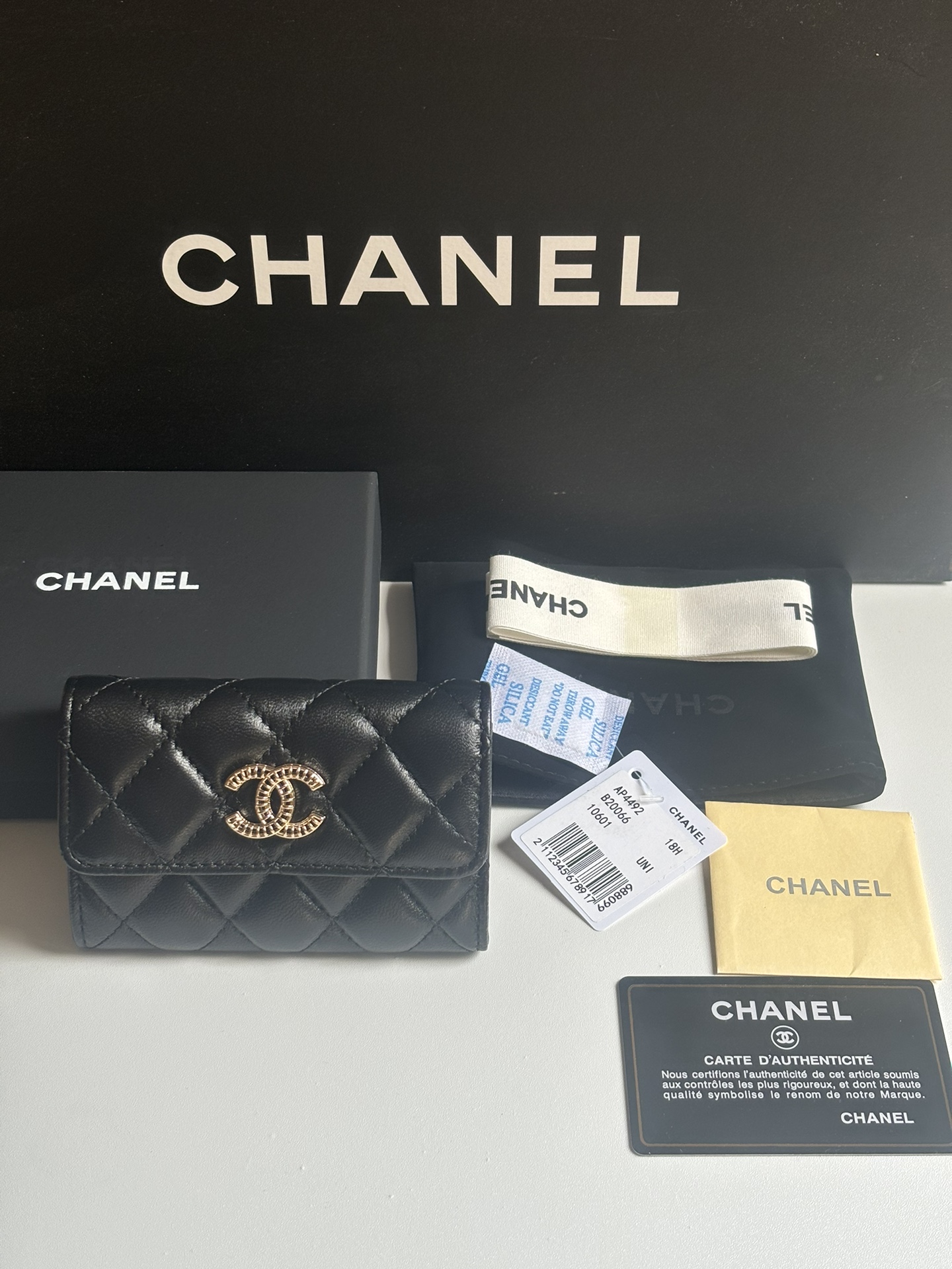 NO:672742,New product CH@NEL lambskin hijab card holder with new luogo. Zipper compartment inside. Original quality. Beautiful details. Style number A. Size 11*8.5*3cm, chanel wallet, chanel, wallets, sheepskin19860909新品 CH@NEL 小羊皮盖头卡包搭配新款luogo 内里带拉链隔层 原单品质 细节美到淋漓尽致 款号A 尺寸11*8.5*3cm,chanel钱包,chanel,wallets,sheepskin,欧美剧