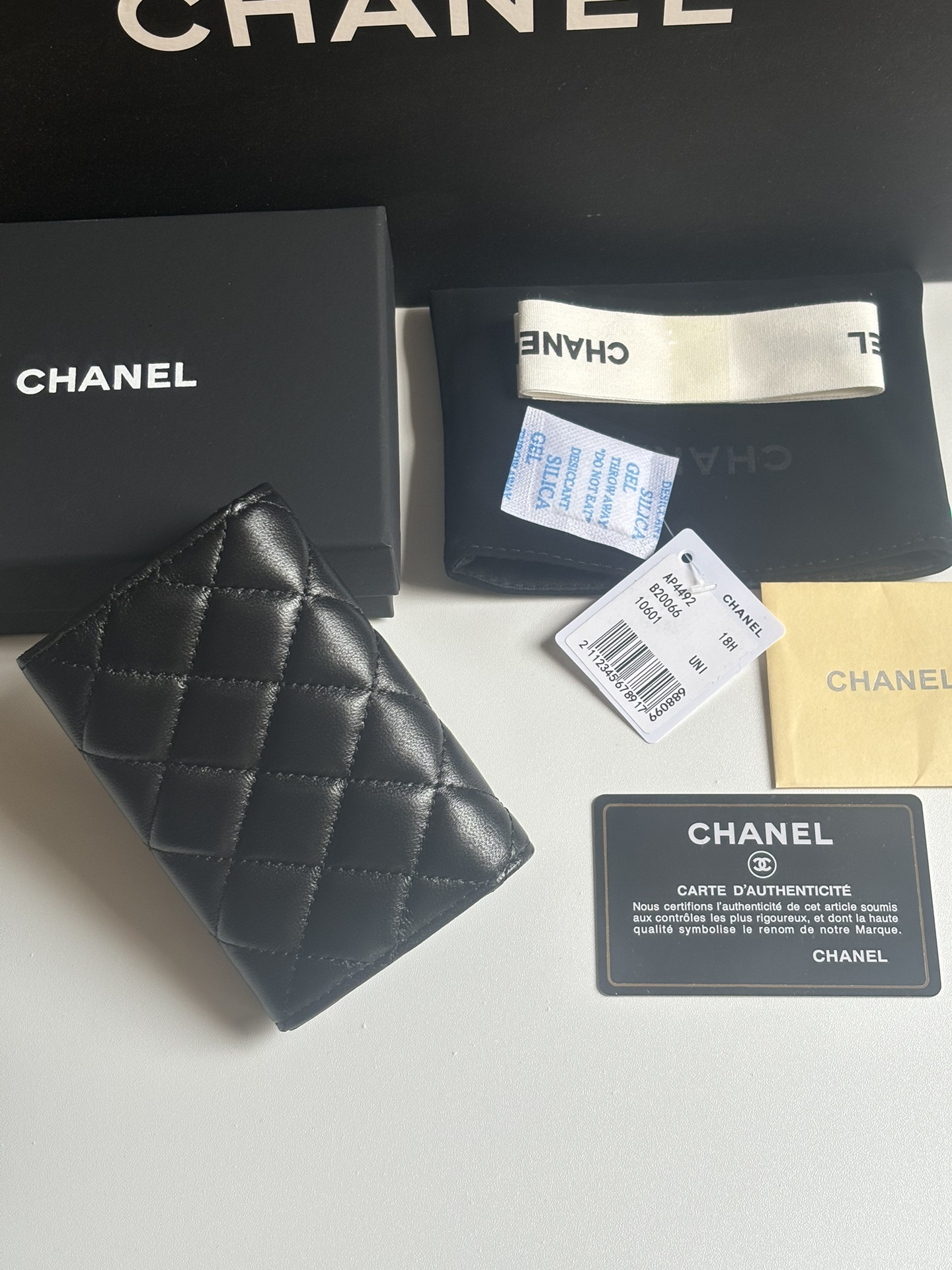 Chanel 新品升级版小羊皮盖头卡包 搭配新款luogo