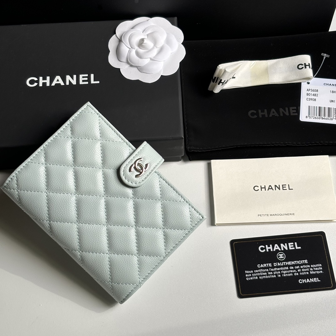 NO:672300,This design of CHANEL multifunctional passport holder may also enter the classic series model number A3658 in the future. Original quality!  The details are so beautiful, the size is 15*10*3cm., chanel wallet, chanel, wallets19860909CHANEL 多功能护照夹这款设计以后也可能进入经典系列款号A3658 原单品质！细节美到淋漓尽致、尺寸15*10*3cm.,chanel钱包,chanel,wallets,欧美剧
