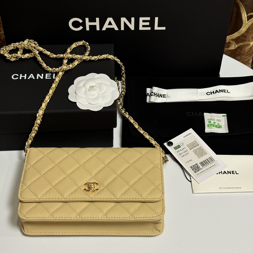 NO:672303,The new WOC double C button style, 4241 new design is more solid. You no longer have to worry about the buttons opening automatically if you put too many buttons on things. It also maintains the classic look. A size 12×19.5×3.5cm, chanel wallet, chanel, wallets, business suit19860909新品WOC双C纽扣款、4241新设计更实了再也不用担心东西装多扣子会自动打开了、还保持了经典的样子A尺寸12×19.5×3.5cm,chanel钱包,chanel,wallets,business suit,欧美剧