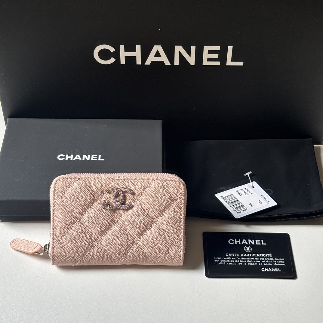 NO:673536,New product CH@NEL small zipper card holder with new luogo, zipper compartment inside, original quality, exquisite details, model number A, size 11*7.5*2cm, chanel wallet, chanel, wallets19860909新品 CH@NEL 小拉链卡包搭配新款luogo 内里带拉链隔层 原单品质 细节美到淋漓尽致 款号A 尺寸11*7.5*2cm,chanel钱包,chanel,wallets,欧美剧