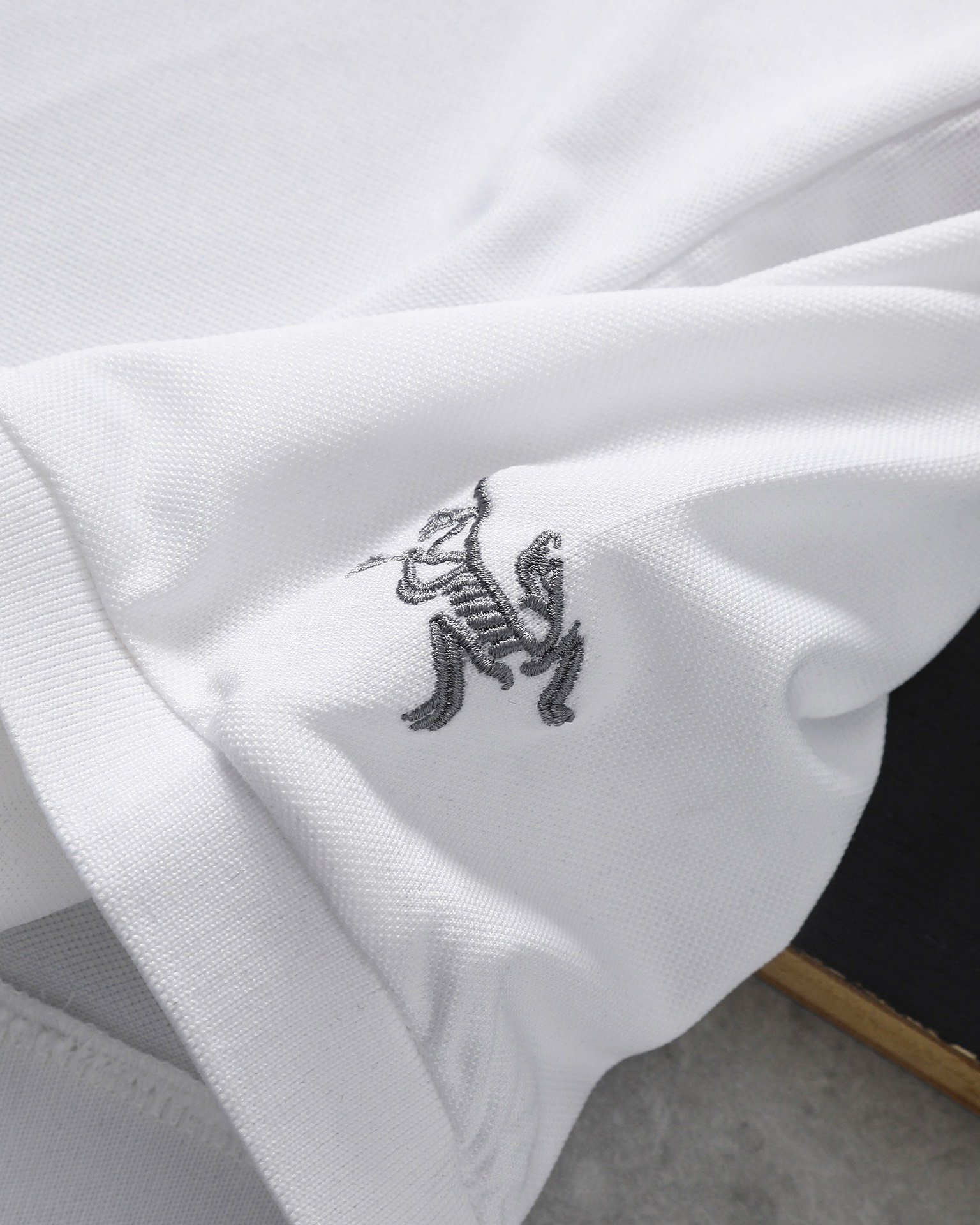 ❇️ 上新💰150
Arc’teryx 始祖鸟2024夏新款男士刺绣袖口小标凉感冰丝速干T恤休闲冰丝速干短袖T恤

区别市场聚酯纤维 高版本锦纶面料

熟悉的爆款配方！！青岛外贸工厂出品！！特供线上和柜子的货！始祖鸟今年你必备的一款单品！
可户外可休闲，可商务的一款冰丝速干polo衫！ 纯捡漏！！ 
通过老关系 搞到了这批货，连夜拉回，第一时间带给兄弟们
全部出口冰丝面料打造，手感凉爽细腻，这是毋庸置疑的！面料属于运动料，速干透气，弹性垂感抗皱，耐磨 款式非常不错，袖口经典小鸟万针刺绣标志！ 使整个线条更加流畅， 无论是日常运动，还是户外高尔夫，都是超棒！！ 推荐给所有人，好东西别错过！ 
三标辅料包装袋更是一应俱全，各方面都是非常牛的，毕竟线上和柜子的东西，这样的细节才能彰显档次，好的短袖永远不会嫌多，强烈推荐给兄弟们 入手两件不过分！

颜色：黑色 白色 灰色
尺码：s-2xl
详细尺码推荐见图9
