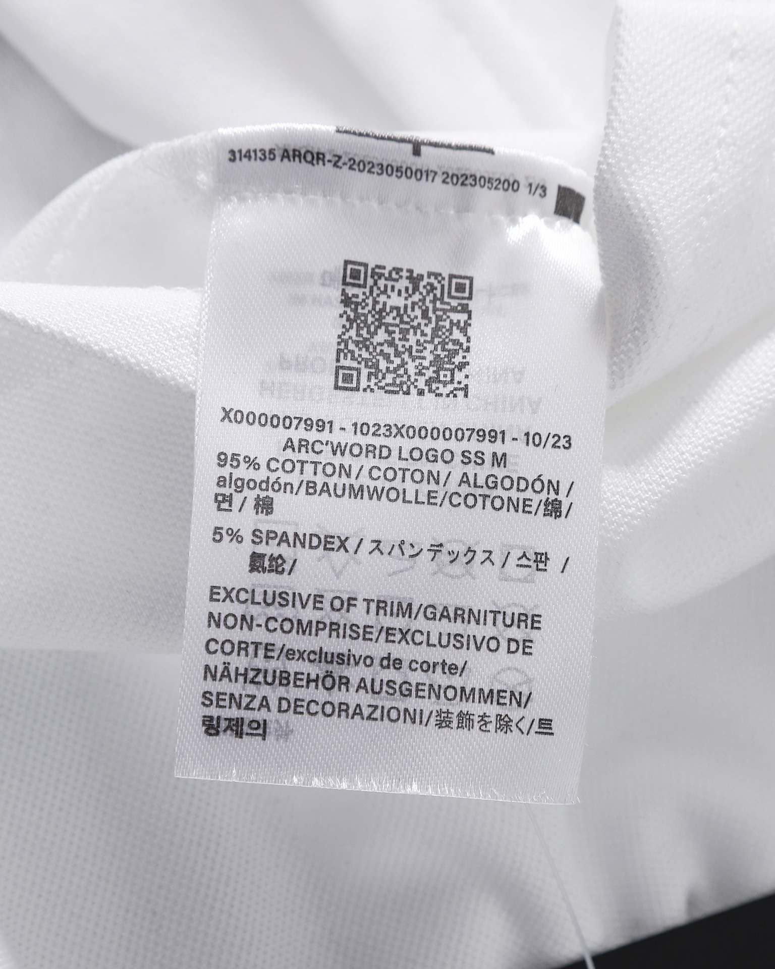 ❇️ 上新💰150
Arc’teryx 始祖鸟2024夏新款男士刺绣袖口小标凉感冰丝速干T恤休闲冰丝速干短袖T恤

区别市场聚酯纤维 高版本锦纶面料

熟悉的爆款配方！！青岛外贸工厂出品！！特供线上和柜子的货！始祖鸟今年你必备的一款单品！
可户外可休闲，可商务的一款冰丝速干polo衫！ 纯捡漏！！ 
通过老关系 搞到了这批货，连夜拉回，第一时间带给兄弟们
全部出口冰丝面料打造，手感凉爽细腻，这是毋庸置疑的！面料属于运动料，速干透气，弹性垂感抗皱，耐磨 款式非常不错，袖口经典小鸟万针刺绣标志！ 使整个线条更加流畅， 无论是日常运动，还是户外高尔夫，都是超棒！！ 推荐给所有人，好东西别错过！ 
三标辅料包装袋更是一应俱全，各方面都是非常牛的，毕竟线上和柜子的东西，这样的细节才能彰显档次，好的短袖永远不会嫌多，强烈推荐给兄弟们 入手两件不过分！

颜色：黑色 白色 灰色
尺码：s-2xl
详细尺码推荐见图9

