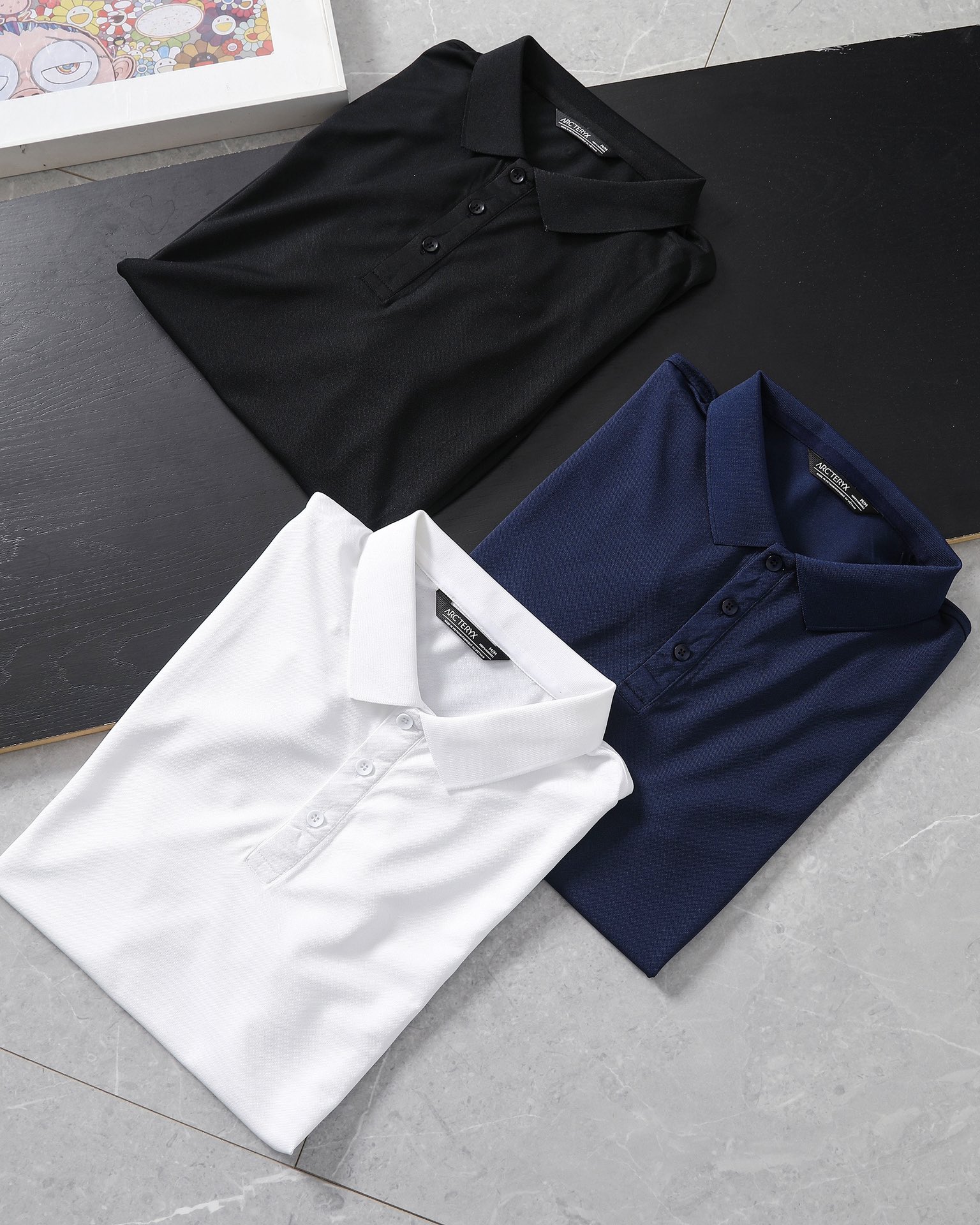 ❇️ 上新💰150
Arc’teryx 始祖鸟2024夏新款男士刺绣袖口小标凉感冰丝速干T恤休闲冰丝速干短袖T恤

区别市场聚酯纤维 高版本锦纶面料

熟悉的爆款配方！！青岛外贸工厂出品！！特供线上和柜子的货！始祖鸟今年你必备的一款单品！
可户外可休闲，可商务的一款冰丝速干polo衫！ 纯捡漏！！ 
通过老关系 搞到了这批货，连夜拉回，第一时间带给兄弟们
全部出口冰丝面料打造，手感凉爽细腻，这是毋庸置疑的！面料属于运动料，速干透气，弹性垂感抗皱，耐磨 款式非常不错，袖口经典小鸟万针刺绣标志！ 使整个线条更加流畅， 无论是日常运动，还是户外高尔夫，都是超棒！！ 推荐给所有人，好东西别错过！ 
三标辅料包装袋更是一应俱全，各方面都是非常牛的，毕竟线上和柜子的东西，这样的细节才能彰显档次，好的短袖永远不会嫌多，强烈推荐给兄弟们 入手两件不过分！

颜色：黑色 白色 灰色
尺码：s-2xl
详细尺码推荐见图9
