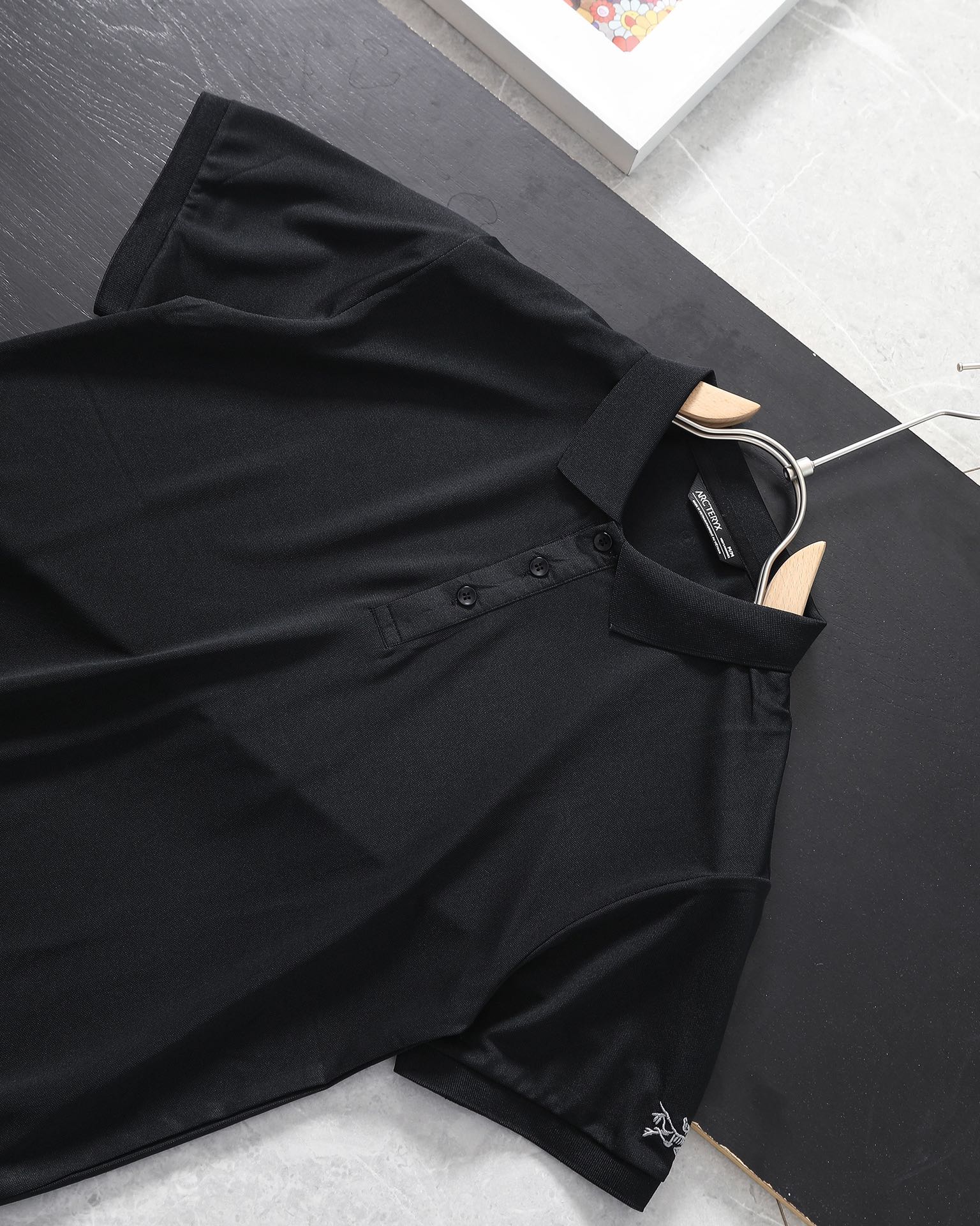 ❇️ 上新💰150
Arc’teryx 始祖鸟2024夏新款男士刺绣袖口小标凉感冰丝速干T恤休闲冰丝速干短袖T恤

区别市场聚酯纤维 高版本锦纶面料

熟悉的爆款配方！！青岛外贸工厂出品！！特供线上和柜子的货！始祖鸟今年你必备的一款单品！
可户外可休闲，可商务的一款冰丝速干polo衫！ 纯捡漏！！ 
通过老关系 搞到了这批货，连夜拉回，第一时间带给兄弟们
全部出口冰丝面料打造，手感凉爽细腻，这是毋庸置疑的！面料属于运动料，速干透气，弹性垂感抗皱，耐磨 款式非常不错，袖口经典小鸟万针刺绣标志！ 使整个线条更加流畅， 无论是日常运动，还是户外高尔夫，都是超棒！！ 推荐给所有人，好东西别错过！ 
三标辅料包装袋更是一应俱全，各方面都是非常牛的，毕竟线上和柜子的东西，这样的细节才能彰显档次，好的短袖永远不会嫌多，强烈推荐给兄弟们 入手两件不过分！

颜色：黑色 白色 灰色
尺码：s-2xl
详细尺码推荐见图9
