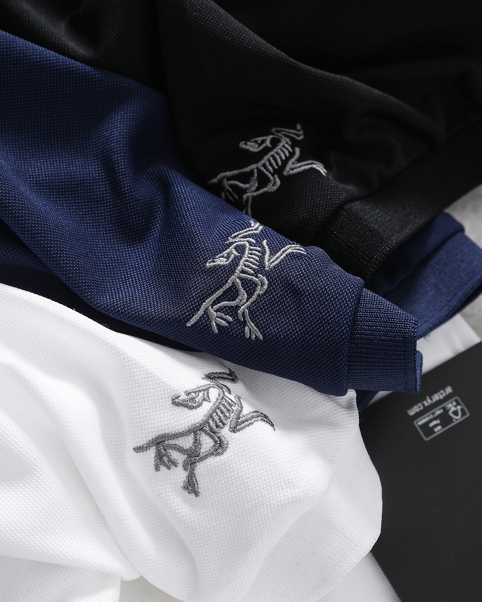 ❇️ 上新💰150
Arc’teryx 始祖鸟2024夏新款男士刺绣袖口小标凉感冰丝速干T恤休闲冰丝速干短袖T恤

区别市场聚酯纤维 高版本锦纶面料

熟悉的爆款配方！！青岛外贸工厂出品！！特供线上和柜子的货！始祖鸟今年你必备的一款单品！
可户外可休闲，可商务的一款冰丝速干polo衫！ 纯捡漏！！ 
通过老关系 搞到了这批货，连夜拉回，第一时间带给兄弟们
全部出口冰丝面料打造，手感凉爽细腻，这是毋庸置疑的！面料属于运动料，速干透气，弹性垂感抗皱，耐磨 款式非常不错，袖口经典小鸟万针刺绣标志！ 使整个线条更加流畅， 无论是日常运动，还是户外高尔夫，都是超棒！！ 推荐给所有人，好东西别错过！ 
三标辅料包装袋更是一应俱全，各方面都是非常牛的，毕竟线上和柜子的东西，这样的细节才能彰显档次，好的短袖永远不会嫌多，强烈推荐给兄弟们 入手两件不过分！

颜色：黑色 白色 灰色
尺码：s-2xl
详细尺码推荐见图9
