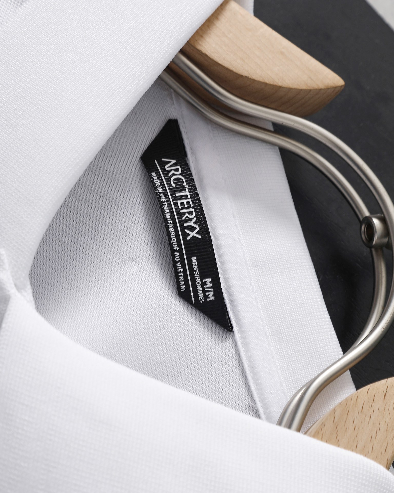 ❇️ 上新💰150
Arc’teryx 始祖鸟2024夏新款男士刺绣袖口小标凉感冰丝速干T恤休闲冰丝速干短袖T恤

区别市场聚酯纤维 高版本锦纶面料

熟悉的爆款配方！！青岛外贸工厂出品！！特供线上和柜子的货！始祖鸟今年你必备的一款单品！
可户外可休闲，可商务的一款冰丝速干polo衫！ 纯捡漏！！ 
通过老关系 搞到了这批货，连夜拉回，第一时间带给兄弟们
全部出口冰丝面料打造，手感凉爽细腻，这是毋庸置疑的！面料属于运动料，速干透气，弹性垂感抗皱，耐磨 款式非常不错，袖口经典小鸟万针刺绣标志！ 使整个线条更加流畅， 无论是日常运动，还是户外高尔夫，都是超棒！！ 推荐给所有人，好东西别错过！ 
三标辅料包装袋更是一应俱全，各方面都是非常牛的，毕竟线上和柜子的东西，这样的细节才能彰显档次，好的短袖永远不会嫌多，强烈推荐给兄弟们 入手两件不过分！

颜色：黑色 白色 灰色
尺码：s-2xl
详细尺码推荐见图9
