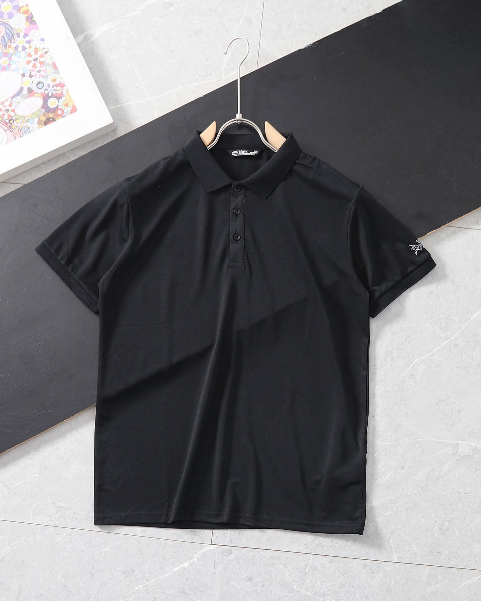 ❇️ 上新💰150
Arc’teryx 始祖鸟2024夏新款男士刺绣袖口小标凉感冰丝速干T恤休闲冰丝速干短袖T恤

区别市场聚酯纤维 高版本锦纶面料

熟悉的爆款配方！！青岛外贸工厂出品！！特供线上和柜子的货！始祖鸟今年你必备的一款单品！
可户外可休闲，可商务的一款冰丝速干polo衫！ 纯捡漏！！ 
通过老关系 搞到了这批货，连夜拉回，第一时间带给兄弟们
全部出口冰丝面料打造，手感凉爽细腻，这是毋庸置疑的！面料属于运动料，速干透气，弹性垂感抗皱，耐磨 款式非常不错，袖口经典小鸟万针刺绣标志！ 使整个线条更加流畅， 无论是日常运动，还是户外高尔夫，都是超棒！！ 推荐给所有人，好东西别错过！ 
三标辅料包装袋更是一应俱全，各方面都是非常牛的，毕竟线上和柜子的东西，这样的细节才能彰显档次，好的短袖永远不会嫌多，强烈推荐给兄弟们 入手两件不过分！

颜色：黑色 白色 灰色
尺码：s-2xl
详细尺码推荐见图9
