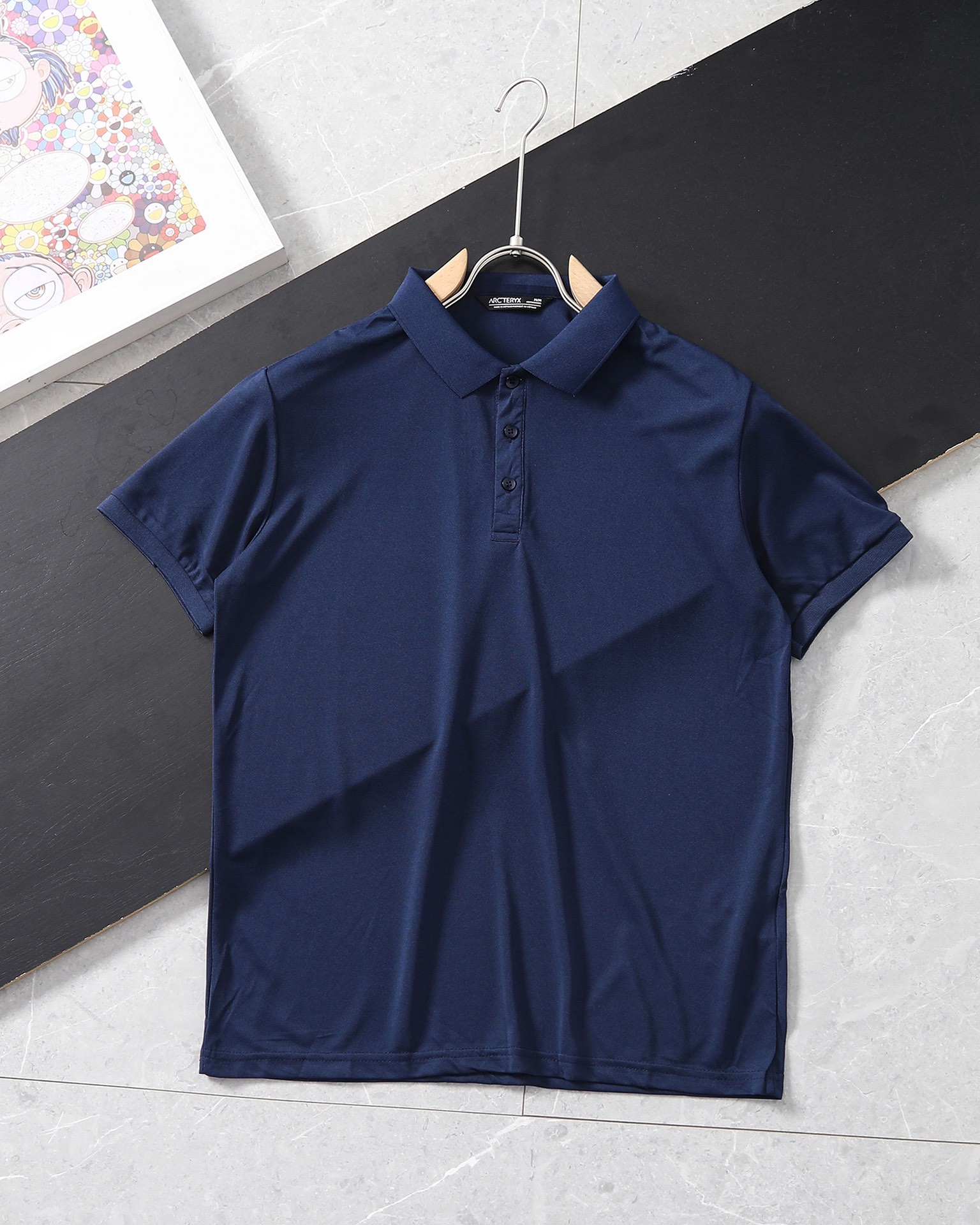 ❇️ 上新💰150
Arc’teryx 始祖鸟2024夏新款男士刺绣袖口小标凉感冰丝速干T恤休闲冰丝速干短袖T恤

区别市场聚酯纤维 高版本锦纶面料

熟悉的爆款配方！！青岛外贸工厂出品！！特供线上和柜子的货！始祖鸟今年你必备的一款单品！
可户外可休闲，可商务的一款冰丝速干polo衫！ 纯捡漏！！ 
通过老关系 搞到了这批货，连夜拉回，第一时间带给兄弟们
全部出口冰丝面料打造，手感凉爽细腻，这是毋庸置疑的！面料属于运动料，速干透气，弹性垂感抗皱，耐磨 款式非常不错，袖口经典小鸟万针刺绣标志！ 使整个线条更加流畅， 无论是日常运动，还是户外高尔夫，都是超棒！！ 推荐给所有人，好东西别错过！ 
三标辅料包装袋更是一应俱全，各方面都是非常牛的，毕竟线上和柜子的东西，这样的细节才能彰显档次，好的短袖永远不会嫌多，强烈推荐给兄弟们 入手两件不过分！

颜色：黑色 白色 灰色
尺码：s-2xl
详细尺码推荐见图9
