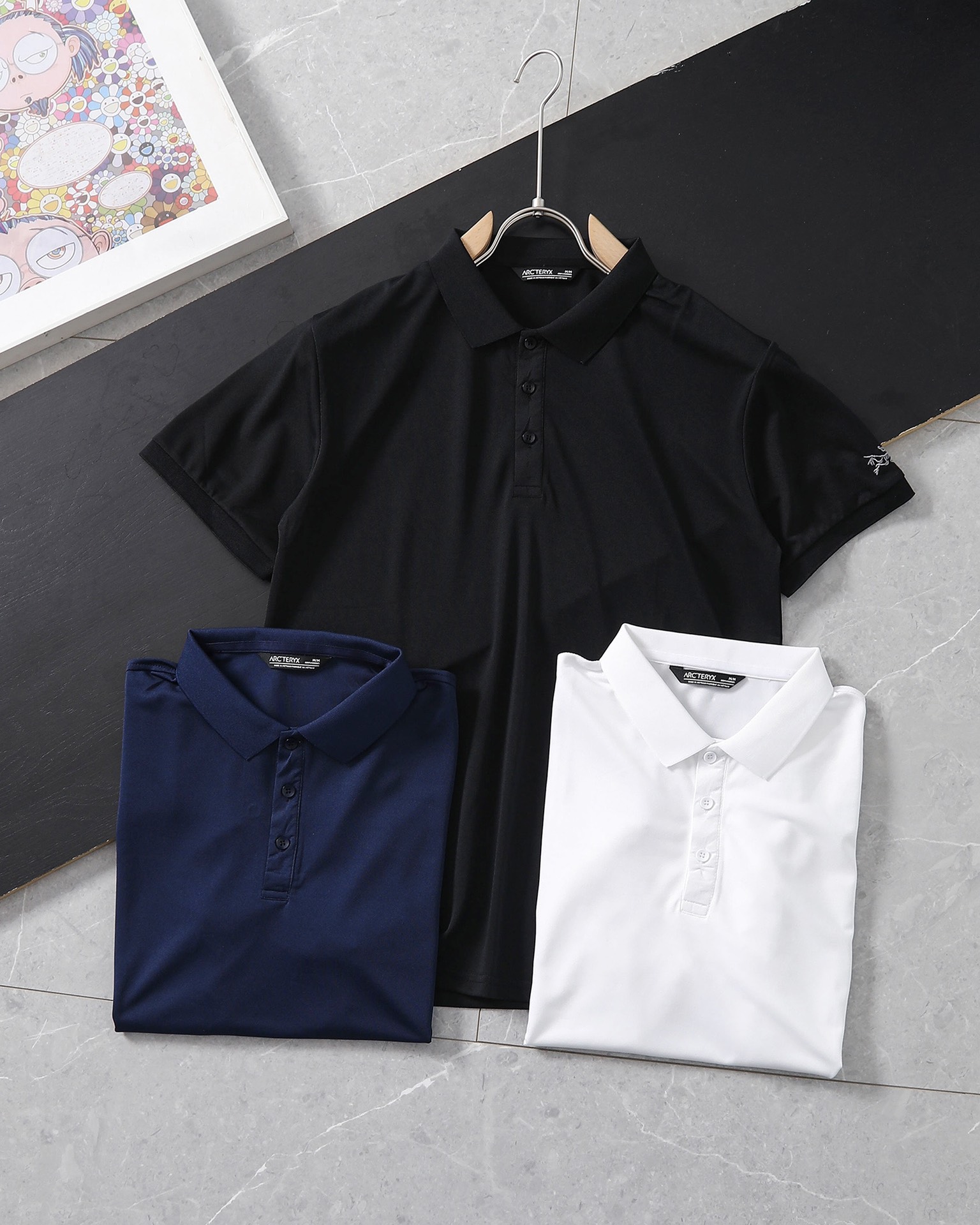 ❇️ 上新💰150
Arc’teryx 始祖鸟2024夏新款男士刺绣袖口小标凉感冰丝速干T恤休闲冰丝速干短袖T恤

区别市场聚酯纤维 高版本锦纶面料

熟悉的爆款配方！！青岛外贸工厂出品！！特供线上和柜子的货！始祖鸟今年你必备的一款单品！
可户外可休闲，可商务的一款冰丝速干polo衫！ 纯捡漏！！ 
通过老关系 搞到了这批货，连夜拉回，第一时间带给兄弟们
全部出口冰丝面料打造，手感凉爽细腻，这是毋庸置疑的！面料属于运动料，速干透气，弹性垂感抗皱，耐磨 款式非常不错，袖口经典小鸟万针刺绣标志！ 使整个线条更加流畅， 无论是日常运动，还是户外高尔夫，都是超棒！！ 推荐给所有人，好东西别错过！ 
三标辅料包装袋更是一应俱全，各方面都是非常牛的，毕竟线上和柜子的东西，这样的细节才能彰显档次，好的短袖永远不会嫌多，强烈推荐给兄弟们 入手两件不过分！

颜色：黑色 白色 灰色
尺码：s-2xl
详细尺码推荐见图9
