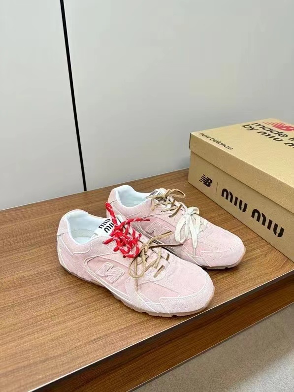 High-End Designer
 MiuMiu Shoes Sneakers Splicing Sheepskin Sweatpants