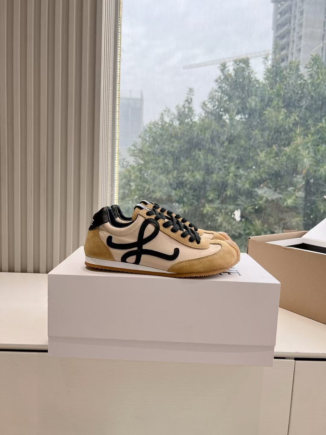 NO:164391,Loewe 25fw new arrival~ Loewe 2025 early spring new couple sneakers Loewe's ballet sneakers are super popular and cute!  The upper is decorated with cowhide   fabric splicing   tie-up accessories. The color matching is beautiful and vivid, making it more youthful and energetic~ light and comfortable. It is so easy to wear when wearing big feet. The fashionable items are definitely popular!  Upper cowhide   fabric splicing / sheepskin lining original wear-resistant rubber combination sole Couple Size: 35-45 Special subscription Buckle plus 30, casual shoes/sports shoes, loewe, loewe, sneakers, cowhide, sheepskin19860909Loewe 25fw new arrival～ 罗意威2025早春新款情侣款运动鞋 Loewe这款芭蕾运动鞋超火超可爱哦！ 鞋面采用牛皮 布料拼接 系带小饰品饰以点缀, 颜色配色靓丽鲜明,更显青春活力～便轻舒适 简直太好穿了大脚丫mm们必入超火的时髦单品！ 鞋面牛皮 布料拼接 /羊皮内里 鞋底原版耐磨橡胶组合大底 情侣Size: 35-45 特批 扣子加30,休闲鞋/运动鞋,loewe,loewe,sneakers,cowhide,sheepskin,Women's Shoes