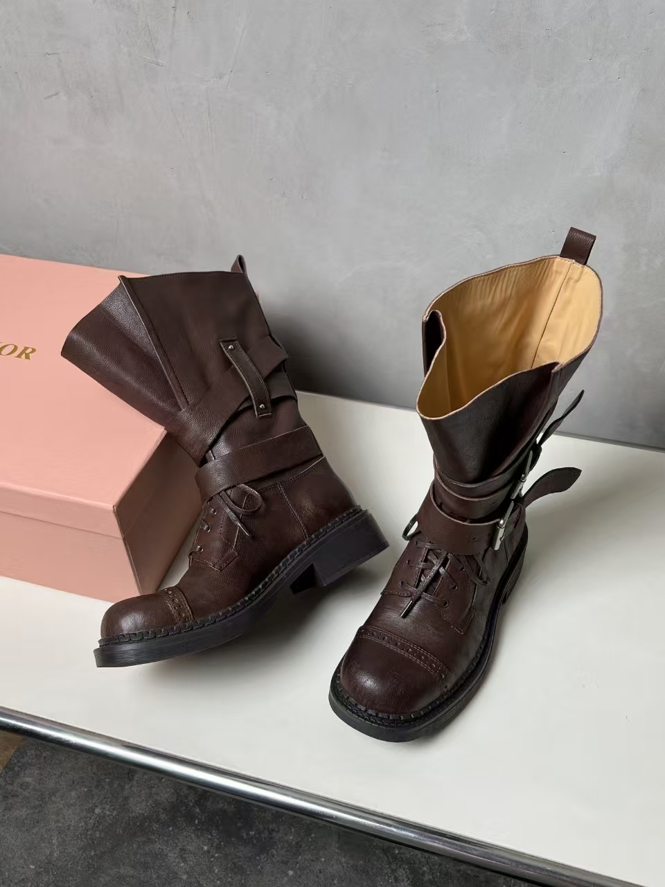 NO:415683,Miumiu's highly anticipated Venom Boots draw inspiration from motorcycle boots and take the unique strap design as the core highlight. This not only enhances the stability of the boots, but also cleverly incorporates the brand's iconic hardware elements to highlight the personality attitude. The design of the tongue flap of the big shoe is unique, creating a casual and unrestrained style and breaking the stereotype of traditional shoes. Fabric: imported cowhide Size: 35-40 sizes, boots, miumiu, boots, cowhide19860909miumiu万众瞩目的毒液靴 从机车靴汲取灵感,以独特绑带设计为核心亮点,不仅增强了靴子的稳固性,还巧妙融入品牌标志性五金元素,彰显个性态度.大鞋舌瓣的设计更是别具一格,营造出随性不羁的风格,打破传统鞋履的刻板印象. 面料:进口牛皮 码数:35-40码,靴子,miumiu,boots,cowhide,Women's Shoes