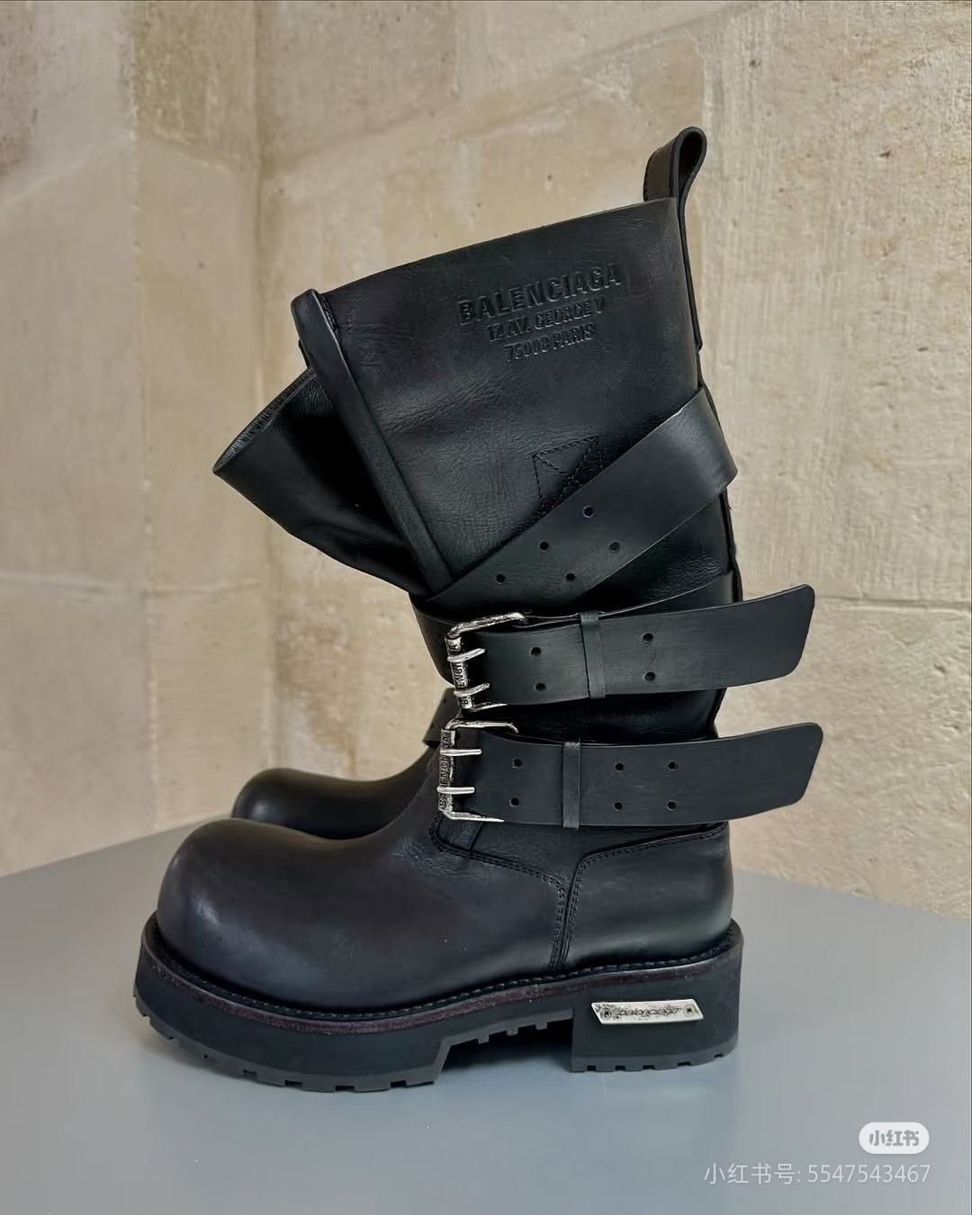 NO:415703,Balenciaga venom boots are shipped from Balenciaga FALL series Venom Boots draws inspiration from motorcycle boots, with the unique strap design as the core highlight, which not only enhances the stability of the boots, but also cleverly incorporates the brand's iconic hardware elements to highlight the personality attitude. The design of the tongue flap of the big shoe is unique, creating a casual and unruly style and breaking the stereotype of traditional shoes. This series of boots belongs to Balenciaga's non-show products in autumn, showing the brand's creative extension outside the regular show. Surface: Imported cowhide Inner: cowhide Size: 35-40 sizes, boots, balenciaga, balenciaga, boots, cowhide19860909Balenciaga 万众瞩目的毒液靴出货啦 From Balenciaga FALL 系列 Venom Boots从机车靴汲取灵感,以独特绑带设计为核心亮点,不仅增强了靴子的稳固性,还巧妙融入品牌标志性五金元素,彰显个性态度.大鞋舌瓣的设计更是别具一格,营造出随性不羁的风格,打破传统鞋履的刻板印象. 该系列靴子属于巴黎世家年秋季非走秀产品,展现品牌在常规秀场之外的创意延伸. 面:进口牛皮 内里:牛皮 码数:35-40码,靴子,balenciaga,balenciaga,boots,cowhide,Women's Shoes