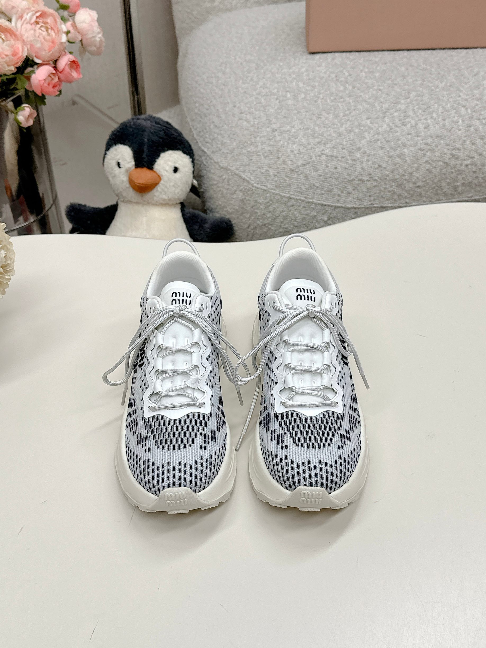 NO:346285,Miumi* 2025 | New thick-soled mesh sneakers Knitted mesh material is really super comfortable Every color scheme is very summery, refreshing and comfortable, the feet are very light and light like stepping on the clouds, the thick-soled height makes it look slimming, the feet look very good and lengthen the legs. size35-40,,miumiu,sneakers19860909Miumi* 2025 ｜新款厚底网面运动鞋 针织网面材料 真的超级舒服 每个配色都很夏日 清爽舒适 上脚非常非常轻盈宛如踩在云朵上一般 厚底增高显瘦 上脚很好看拉长腿部线条 size35-40,,miumiu,sneakers,Men's shoes