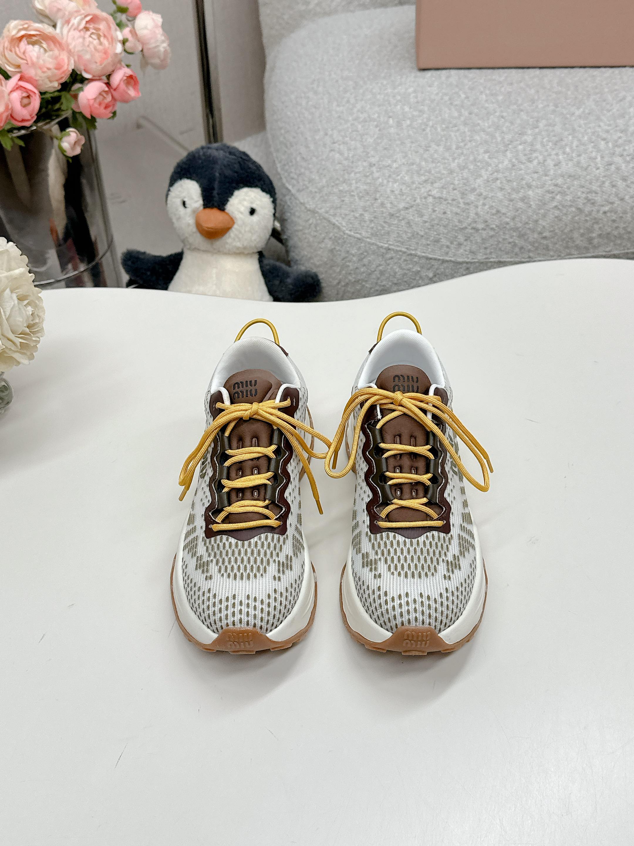 NO:346306,Miumi* 2025 | New thick-soled mesh sneakers Knitted mesh material is really super comfortable Every color scheme is very summery, refreshing and comfortable, the feet are very light and light like stepping on the clouds, the thick-soled height makes it look slimming, the feet look very good and lengthen the legs. size35-40,,miumiu,sneakers19860909Miumi* 2025 ｜新款厚底网面运动鞋 针织网面材料 真的超级舒服 每个配色都很夏日 清爽舒适 上脚非常非常轻盈宛如踩在云朵上一般 厚底增高显瘦 上脚很好看拉长腿部线条 size35-40,,miumiu,sneakers,Men's shoes