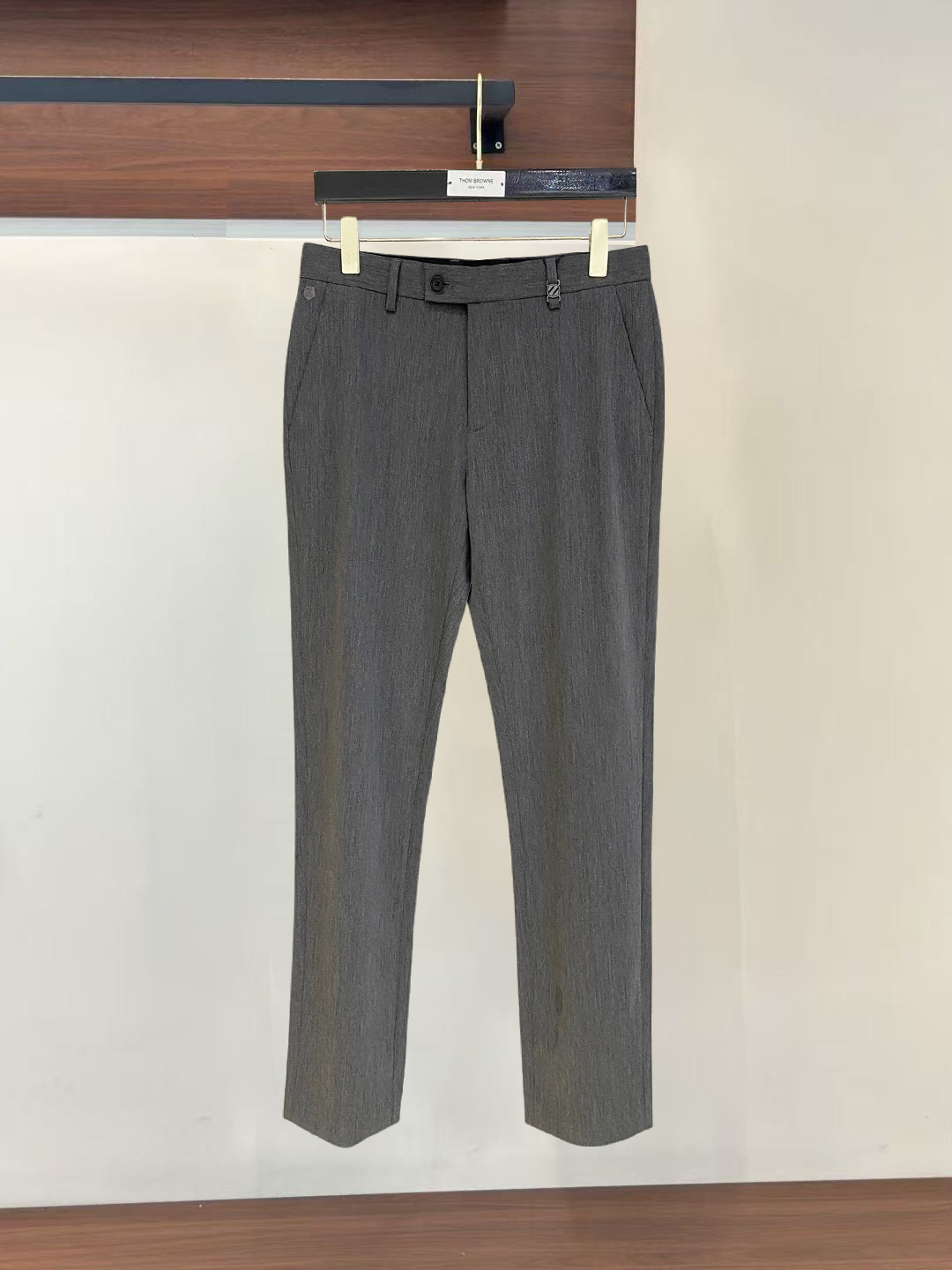 NO:847604,Ermenegildo Zegna 26ss spring and summer light luxury fashion customized casual trousers, simple and capable style, exquisite and excellent quality men's clothing, each style can achieve a balance between design points and comfort. This official website flagship item that has just been launched is also so simple and elegant, versatile and capable. Anyone who is familiar with his brand knows that the sense of quality is very good!  The overall design this time feels very clean. Basically, there are not too many tedious and exaggerated designs. The design focuses on minimalist style. In terms of details, the brand’s own unique LOGO image is indeed embellished and blessed. The hardware buttons are all exclusively customized high-quality metal buckles. The unique style shows the extraordinary style and light luxury aura. It is evenly distributed on the waist placket. The strong charm of a mature man is perfectly reflected in it!  The classic straight cut is easy to wear no matter what style you want to wear it. The crisp silhouette and classic colors have both business elegance and casual fashion elegance. Needless to say, get one now, it will definitely make you feel that it is worth your money!  !  Size 29-38,,zegna,19860909杰尼亚 26ss春夏轻奢时尚定制休闲西裤,简洁干练的风格,精致卓越的品质男装,每款的设计点跟舒适度都能做到平衡,刚刚上线的这款官网主打单品亦是如此简洁大方,百搭又干练,熟悉他家品牌的都知道,品质感这块都是拿捏的死死的！ 设计上这次整体感觉还是很干净的,基本上没有太多繁琐浮夸的设计主打极简风格,在细节方面确实做了品牌自家独特的LOGO形象点缀加持,五金纽扣全部都是做了独家定制的高品质金属扣,独特风格彰显不凡的格调与轻奢的气场,均匀的分布在腰间门襟,那种浓浓的成熟男人的魅力就在这其中完美体现出来！经典的直筒版型裁剪,无论你想作为何种风格的穿搭都会得心应手,挺括的版型外加经典的颜色,既有商务的儒雅气质,也有休闲时装的优雅感,真的无需多言,赶紧入手一件吧,绝对会让你感到物超所值！！ 尺码29-38,,zegna,,Men's clothing