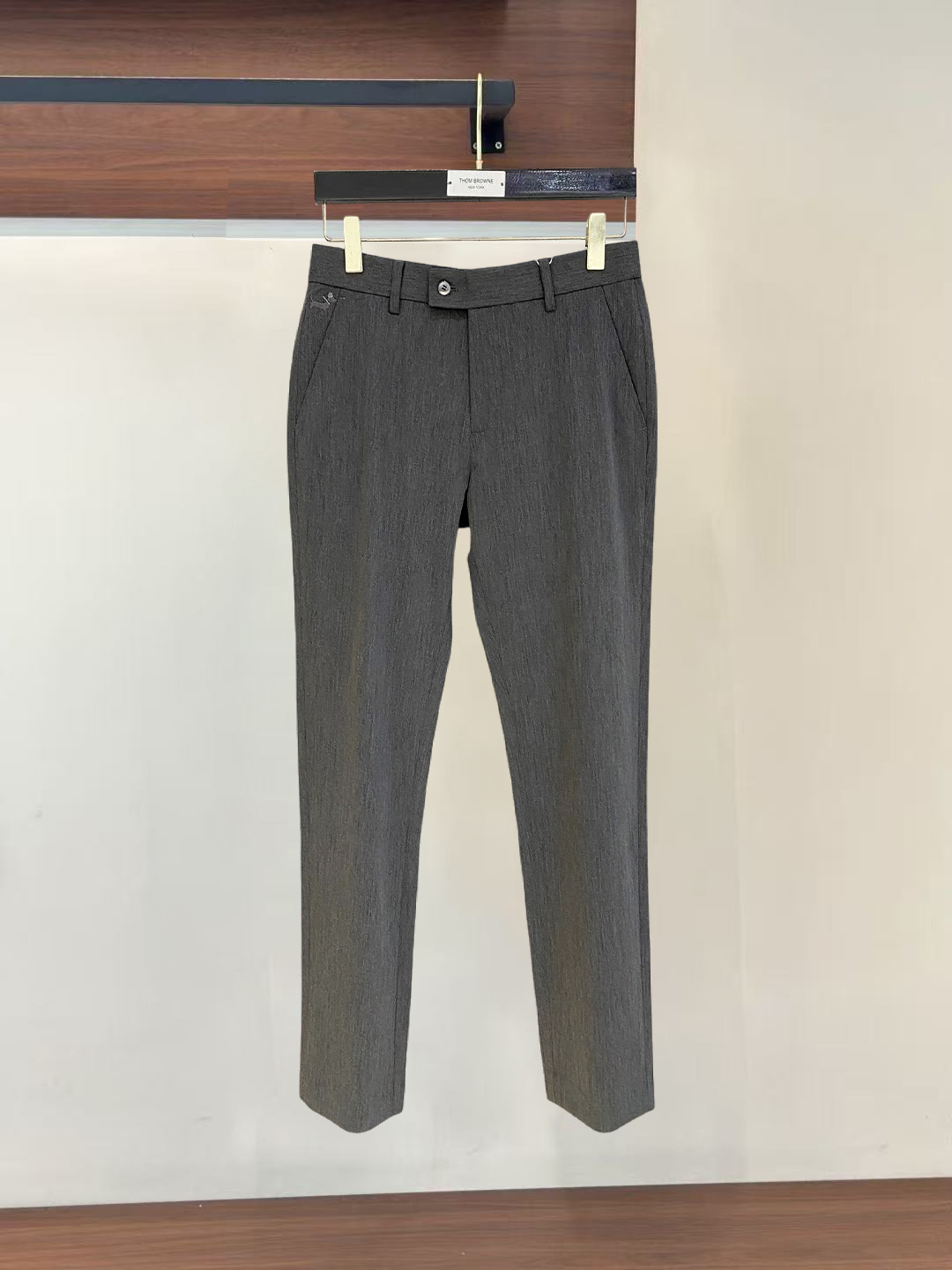 NO:847606,tb Tom Brown 26ss spring and summer light luxury fashion customized casual trousers, simple and capable style, exquisite and excellent quality men's clothing, each style can achieve a balance between design points and comfort. This official website flagship item that has just been launched is also so simple and elegant, versatile and capable. Anyone who is familiar with his brand knows that the sense of quality is very good!  The overall design this time feels very clean. Basically, there are not too many tedious and exaggerated designs. The design focuses on minimalist style. In terms of details, the brand’s own unique LOGO image is indeed embellished and blessed. The hardware buttons are all exclusively customized high-quality metal buckles. The unique style shows the extraordinary style and light luxury aura. It is evenly distributed on the waist placket. The strong charm of a mature man is perfectly reflected in it!  The classic straight cut is easy to wear no matter what style you want to wear it. The crisp silhouette and classic colors have both business elegance and casual fashion elegance. Needless to say, get one now, it will definitely make you feel that it is worth your money!  !  Size 29-38,,thom browne,19860909tb汤姆布朗26ss春夏轻奢时尚定制休闲西裤,简洁干练的风格,精致卓越的品质男装,每款的设计点跟舒适度都能做到平衡,刚刚上线的这款官网主打单品亦是如此简洁大方,百搭又干练,熟悉他家品牌的都知道,品质感这块都是拿捏的死死的！ 设计上这次整体感觉还是很干净的,基本上没有太多繁琐浮夸的设计主打极简风格,在细节方面确实做了品牌自家独特的LOGO形象点缀加持,五金纽扣全部都是做了独家定制的高品质金属扣,独特风格彰显不凡的格调与轻奢的气场,均匀的分布在腰间门襟,那种浓浓的成熟男人的魅力就在这其中完美体现出来！经典的直筒版型裁剪,无论你想作为何种风格的穿搭都会得心应手,挺括的版型外加经典的颜色,既有商务的儒雅气质,也有休闲时装的优雅感,真的无需多言,赶紧入手一件吧,绝对会让你感到物超所值！！ 尺码29-38,,thom browne,,Men's clothing