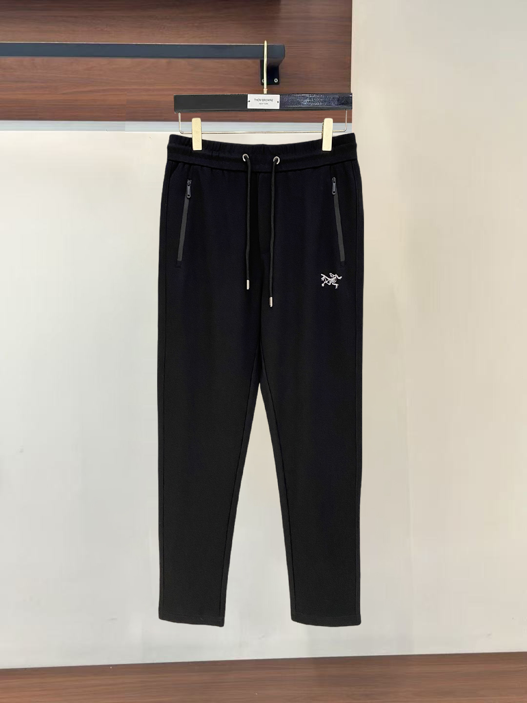 NO:847608,Arc'teryx's new early spring new casual pants!  The official website simultaneously sells imported and customized high-end pure cotton fabrics with impeccable details and superb upper body effects. It is a perfect combination of business and leisure styles. It is a must-have and versatile item in the wardrobe!  Size M-XXL,arc'teryx,19860909始祖鸟早春新品新款休闲裤！官网同步发售进口定制高端纯棉面料,细节无可挑剔,上身效果超棒,完美兼具商务与休闲风格穿搭,衣橱里必不可缺少的百搭臻品！ 码数 M-XXL,arc'teryx,,Men's clothing