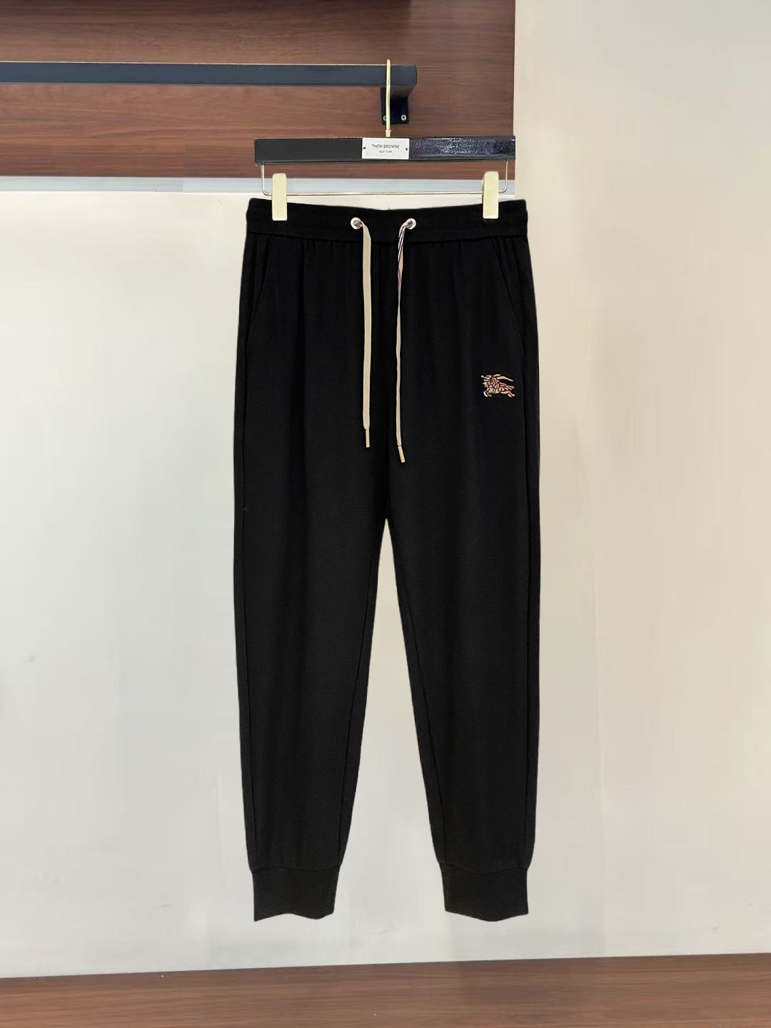 NO:847602,Burberry 26SS new spring and summer drawstring casual pants. These pants adopt the design of big brands to create a fashionable and trendy feel. The details are exquisite and in place, showing super high quality!  This trousers is made of imported nylon supplied by customers. The fabric feels silky and refreshing, has a super light texture, and has extremely strong breathability and moisture absorption properties. It is very cool and comfortable to wear in summer and will not feel stuffy. Such high-end fabrics are not comparable to those of low-end products on the market!  Just close your eyes and stop!  Size 29-38,,burberry,burberry,19860909Burberry巴宝莉26SS春夏新款抽绳休闲裤,这款裤采用大牌的设计打造时尚潮流感,细节处理精致到位,展现超高的品质！ 这款裤装采用客供进口锦纶,面料手感丝滑清爽,超级轻薄的质感,透气与吸湿性能极为强大,夏天穿着非常凉爽舒适,不会觉得闷热,如此高端的面料不是一般市面LOW可以媲美的！赶紧闭眼收吧！ 尺码29-38,,burberry,burberry,,Men's clothing